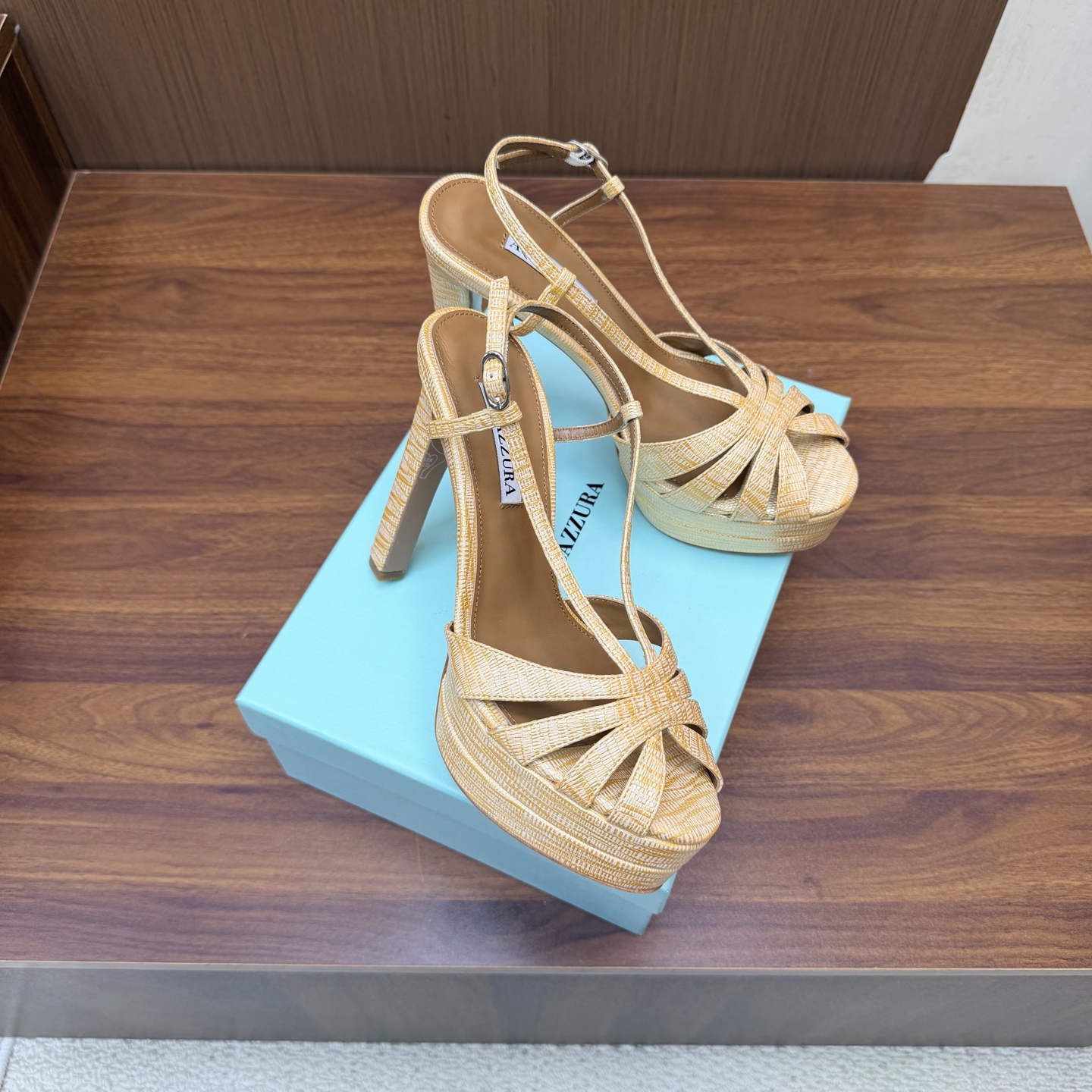 NO:930699,[Aquazzura] 2026 new top version of pineapple women's fantasy high-heeled sandals original 1:1 molded heels high heels shine ———————————— Imported sheepskin with original molded heels, simple and elegant. Make the shoes more feminine, suitable for party design, suitable for various skirts, dresses, evening dresses, nightclubs, various styles, 9.5cm heel height with Swarovski rhinestones. It shows noble temperament in any occasion, can be matched at will, a must-have for all seasons.  ____________________________ * Complete package. * Upper cowhide * Lining sheepskin * Sole Italian leather outsole * Heel height 13.5cm Water platform 4cm * Size 36–42 (35, 41, 42 custom-made, non-returnable), high heels and sandals, swarovski, sandals, high heels, skirts, cowhide, sheepskin, Leather soles19860909【Aquazzura】2026 新款顶级版本菠萝女士幻彩 高跟凉鞋原版1比1开模鞋跟 高跟闪耀光芒 —————————————— 进口羊皮搭配原版开模鞋跟,简单大方 .使鞋子更有女人味,适合派对的设计适用各种套裙,于连衣裙晚礼服,夜场各种款式,9.5cm跟高搭配施华洛世奇水钻.任何场合都显高贵气质,可以随意搭配,四季必备 _____________________________ * 全套包装. * 鞋面 牛皮 * 衬里 羊皮 * 鞋底 意大利真皮大底 * 跟高 13.5cm 水台 4cm * 码数 36–42（35、41、42订做不退换）,高跟鞋凉鞋,swarovski,sandals,high heels,skirts,cowhide,sheepskin,Leather soles,Women's Shoes