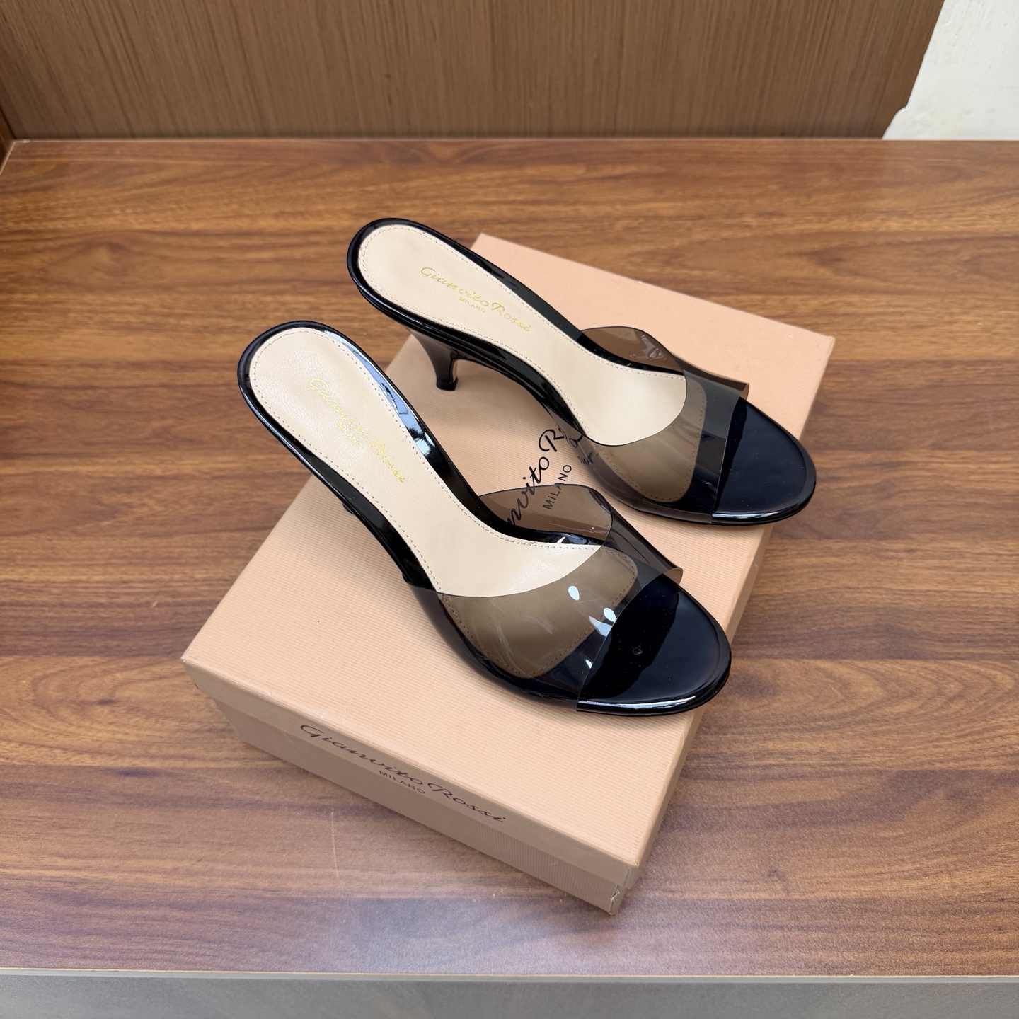NO:930682,Gianvito Rossi 2026 classic pointed-toe special-shaped heel film PVC high-heeled slippers ———————————— Its appearance is like the brightest star in the night sky. The classic style, eternal charm, and the electric embroidery pattern add a dreamy color to it. Every step takes confidence and elegance, as if telling the immortal legend of fashion. Owning it means owning the entire fashion every day. ____________________________ * Upper Patent leather * Feet  Sheepskin * Sole Genuine leather outsole * Heel height 8.5cm * Size: 35-42 (40 41 42 43 customized, non-refundable), high heels slippers, high heels, slippers, sheepskin, Leather soles19860909Gianvito Rossi 2026经典款尖头异形跟胶片pvc高跟拖鞋 ———————————— 它的出现就像夜空中最璀璨的星辰 经典的款式,永恒的魅力,电绣的图案更是为其增添了梦幻的色彩 每一步都踏出自信与优雅,仿佛在诉说着时尚的不朽传奇.拥有它,便是拥有了整个时尚的每一天. _____________________________ * 鞋面 漆皮 * 垫脚 羊皮 * 鞋底 真皮大底 * 跟高 8.5cm * 码数:35－42（40 41 42 43定做不退换）,高跟鞋拖鞋,high heels,slippers,sheepskin,Leather soles,Women's Shoes
