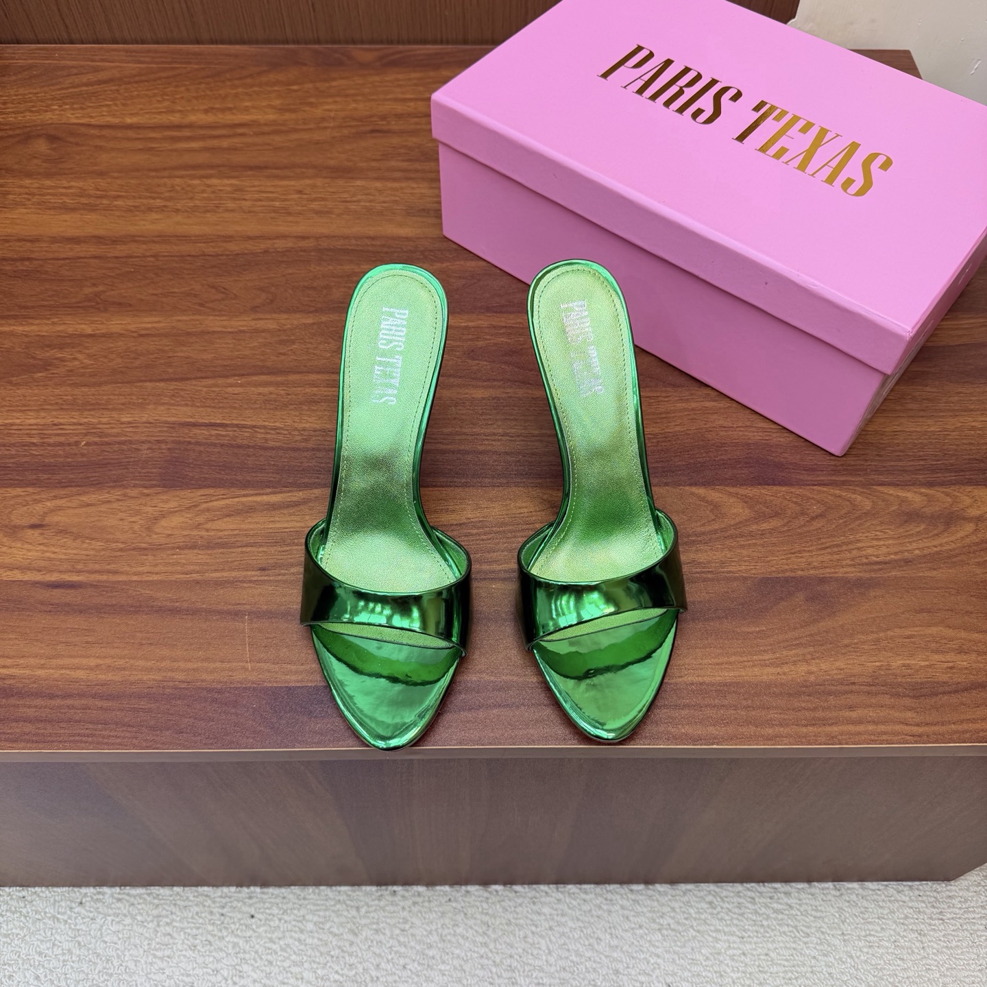 NO:930664,[Customized model] Paris Texas Muller High Heels 25ss Spring and Summer New High Heels and Sandals Suitable for Summer —————————— The sexy line design is unconventional and the upper foot effect shows a noble temperament. It is equipped with a structured heel decorated with a metal logo and a shallow upper. Many celebrity fashion bloggers are planting grass. Only Paris Texas knows the woman's heart best and does not accept refutation. Super invincible feminine artifact. Heel height: 10cm Fabric: Patent leather  Lining/foot pads: Imported sheepskin Outsole: Genuine leather outsole imported from Italy Size: 35-41 (40, 41 customized, non-returnable), high heels and slippers, sandals, high heels, slippers, sheepskin, Leather soles19860909【定制款】 Paris Texas穆勒高跟25ss 春夏新款 适合夏天穿搭的高跟 凉鞋 ——————————— 性感线条设计不落俗套 上脚效果显气质高贵,配以饰有 金属标志的结构化鞋跟及浅口鞋面. 超多明星时尚博主种草 唯有Paris texas最懂女人心不接受反驳超级无敌女人味神器. 跟高: 10cm 面料: 漆皮 内里/垫脚: 进口羊皮 大底: 意大利进口真皮大底 Size: 35-41（40、41定做不退换）,高跟鞋拖鞋,sandals,high heels,slippers,sheepskin,Leather soles,Women's Shoes