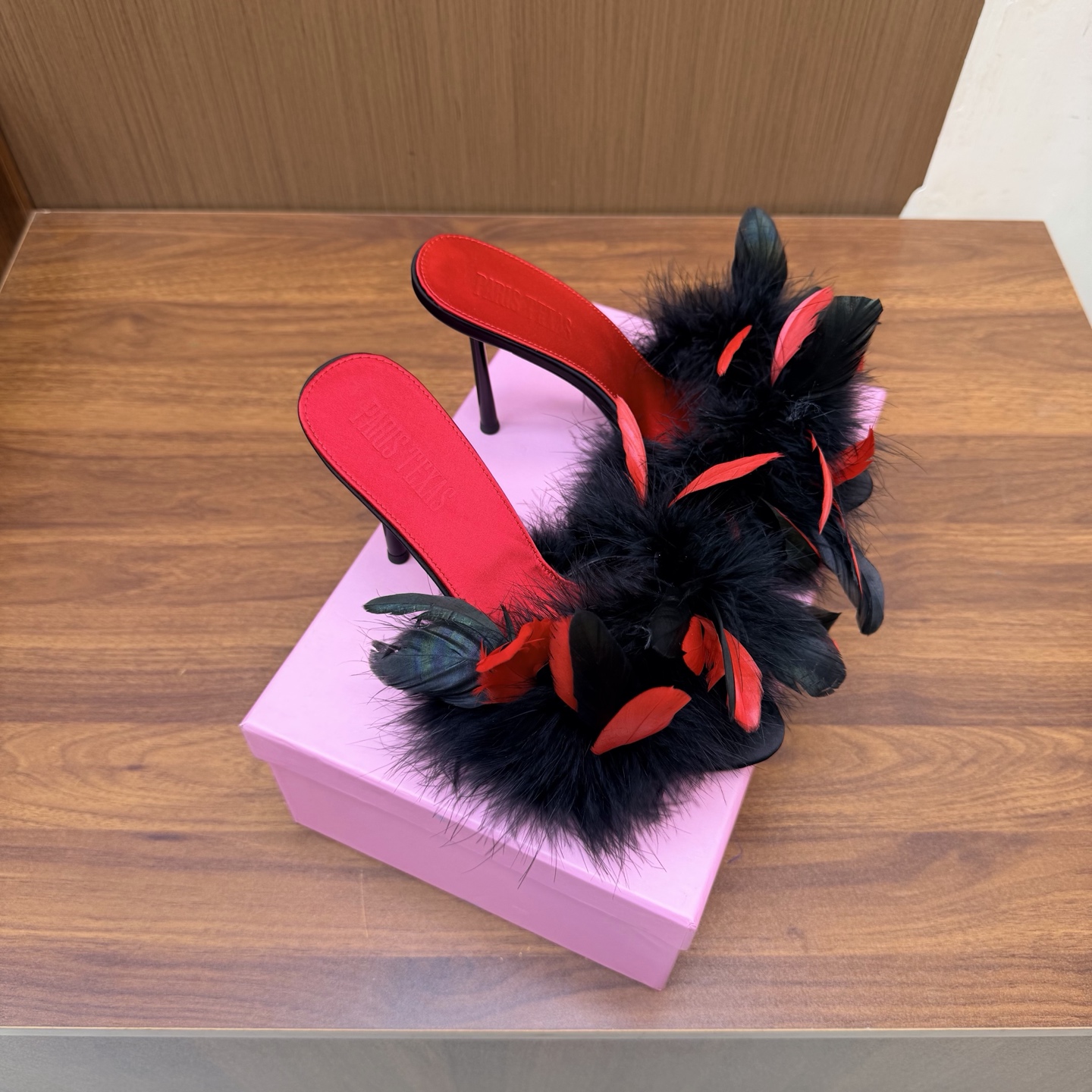 NO:930657,Paris Texas feather new flip-flops Muller high heels 26ss spring and summer new high-heeled sandals suitable for summer wear —————————— The sexy line design is unconventional and the upper foot effect shows a noble temperament. It is equipped with a structured heel decorated with a metal logo and a shallow upper. Many celebrity fashion bloggers are planting grass. Only Paris texas understands women’s hearts best and does not accept refutation. Super invincible feminine artifact. Heel height: 10cm Fabric: Feather  Lining/foot pads: Imported sheepskin Outsole: Genuine leather outsole imported from Italy Size: 35-41 (40, 41 customized, non-returnable), high heels and slippers, sandals, high heels, slippers, sheepskin, Leather soles19860909Paris Texas羽毛新款人字拖 穆勒高跟26ss 春夏新款 适合夏天穿搭的高跟 凉鞋 ——————————— 性感线条设计不落俗套 上脚效果显气质高贵,配以饰有 金属标志的结构化鞋跟及浅口鞋面. 超多明星时尚博主种草 唯有Paris texas最懂女人心不接受反驳超级无敌女人味神器. 跟高: 10cm 面料: 羽毛 内里/垫脚: 进口羊皮 大底: 意大利进口真皮大底 Size: 35-41（40、41定做不退换）,高跟鞋拖鞋,sandals,high heels,slippers,sheepskin,Leather soles,Women's Shoes