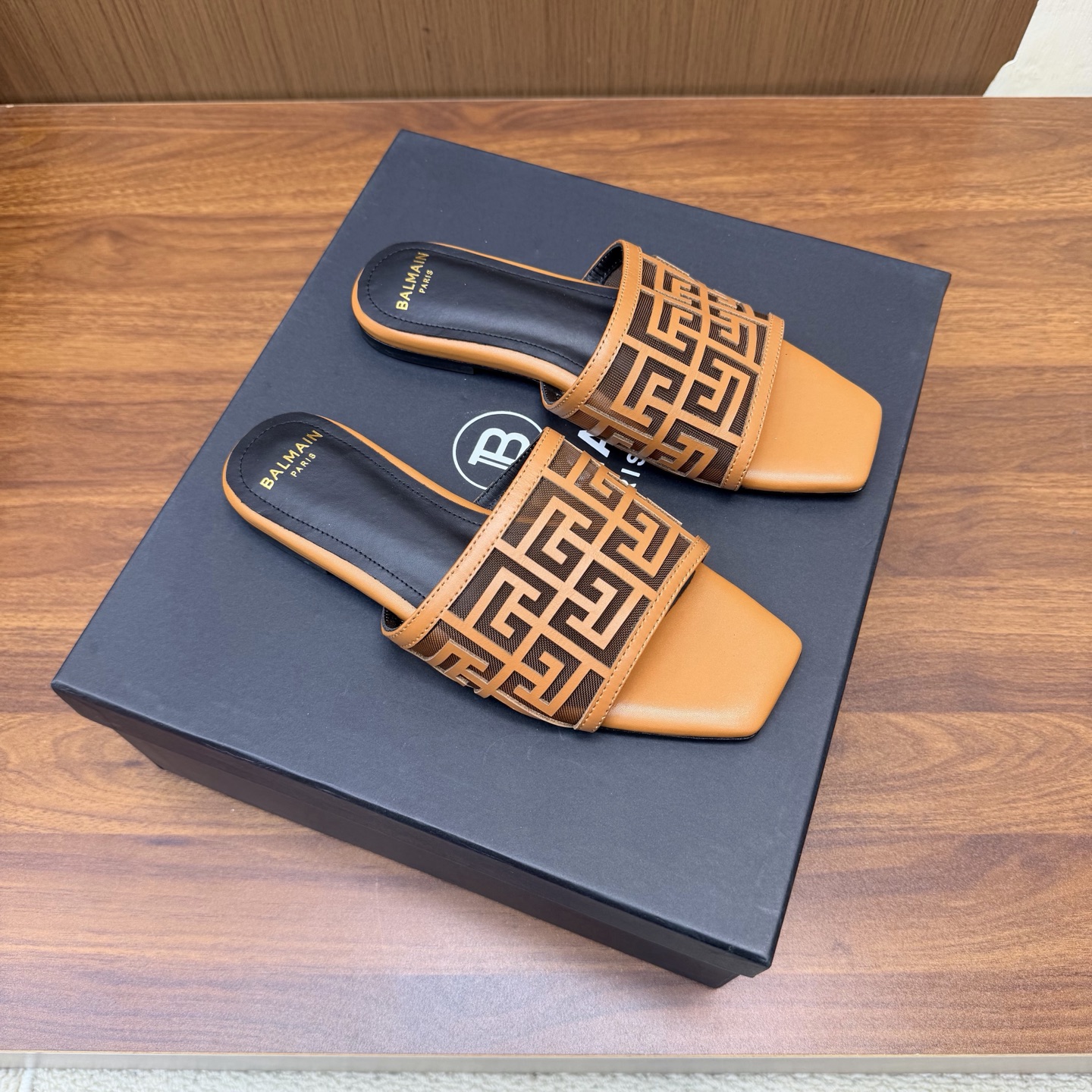 NO:930716,Balmain Balmain autumn and winter 2026 latest catwalk fashion flat slippers ———————— Balmain is becoming more and more unique and outstanding. Hurry up and get a pair of Balmain shoes, which are straightforward, invincible and beautiful! This sandal is really impressive and looks great. It is developed by the original factory and will not be sold without the original version. Material: Original custom-made cowhide mesh. Imported cowhide inside. High flat sole. Outsole: Genuine leather outsole imported from Italy. Buckle: Original buckle. Mold number: 36--42 (40.41.42 customized, non-refundable). Slippers, balmain, balmain, slippers, cowhide, Leather soles19860909Balmain巴尔曼秋冬2026最新款走秀时装平底拖鞋 ——————————— 巴尔曼 愈发別致出众 赶紧来一双巴尔曼小美鞋率性的 无敌气场无敌好看！这凉拖真是气势十足 好看的不行 原厂开发,无原版不做货   材质原版定制牛皮网纱 内里进口牛皮 跟高平底 大底: 意大利进口真皮大底 饰扣: 原版饰扣开模 码数: 36--42（40.41.42定制不退换）,拖鞋,balmain,balmain,slippers,cowhide,Leather soles,Women's Shoes