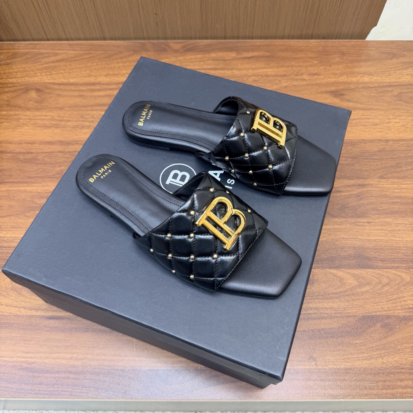 NO:930724,Balmain Balmain autumn and winter 2026 latest catwalk fashion flat slippers ———————— Balmain is becoming more and more unique and outstanding. Hurry up and get a pair of Balmain shoes, which are straightforward, invincible and beautiful! This sandal is really impressive and looks great. It is developed by the original factory and will not be sold without the original version. Material: original custom cowhide. Imported cowhide lining. High flat sole. Outsole: genuine leather outsole imported from Italy. Buckle: original buckle mold. Number of yards: 36--42 (40.41.42 customized, non-refundable). Slippers, balmain, balmain, slippers, cowhide, Leather soles19860909Balmain巴尔曼秋冬2026最新款走秀时装平底拖鞋 ——————————— 巴尔曼 愈发別致出众 赶紧来一双巴尔曼小美鞋率性的 无敌气场无敌好看！这凉拖真是气势十足 好看的不行 原厂开发,无原版不做货   材质原版定制牛皮 内里进口牛皮 跟高平底 大底: 意大利进口真皮大底 饰扣: 原版饰扣开模 码数: 36--42（40.41.42定制不退换）,拖鞋,balmain,balmain,slippers,cowhide,Leather soles,Women's Shoes