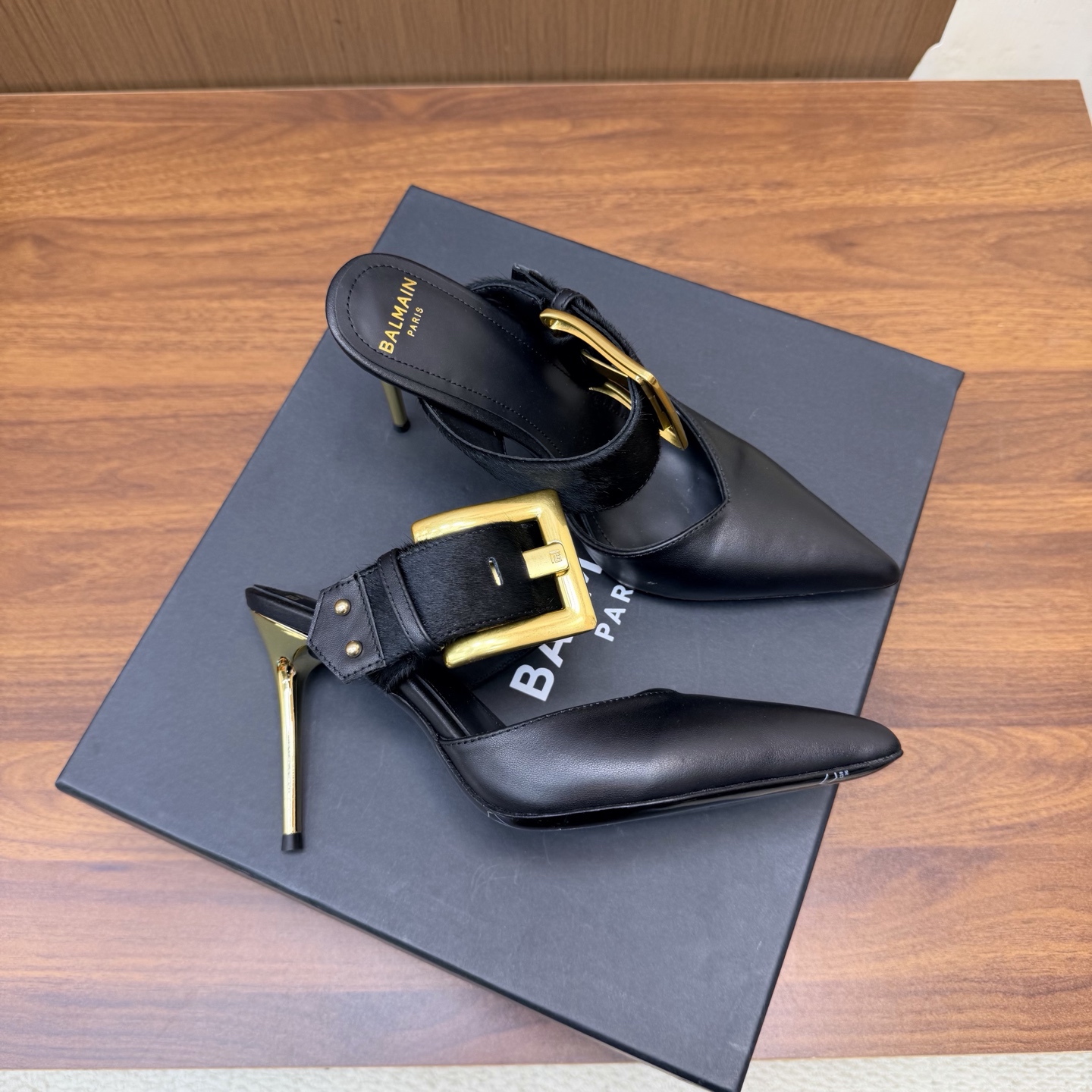 NO:930708,Balmain Balmain Autumn and Winter 2026 latest catwalk fashion high-heeled Muller half-drag ——————— Balmain is becoming more and more unique and outstanding. Hurry up and get a pair of Balmain small shoes, which are straightforward, invincible and beautiful! This sandal is really impressive and looks great. It is developed by the original factory and will not be sold without the original version. The material is original custom-made cowhide and horse hair. The lining is imported cowhide. High flat sole. Outsole: Genuine leather outsole imported from Italy (9.5cm). Buckle: Original buckle molding. Code number: 36--42 (40.41.42 customization is not returnable), half-slip high heels, balmain, balmain, high heels, cowhide, Leather soles.19860909Balmain巴尔曼秋冬2026最新款走秀时装高跟穆勒半拖 ——————————— 巴尔曼 愈发別致出众 赶紧来一双巴尔曼小美鞋率性的 无敌气场无敌好看！这凉拖真是气势十足 好看的不行 原厂开发,无原版不做货   材质原版定制牛皮马毛 内里进口牛皮 跟高平底 大底: 意大利进口真皮大底（9.5cm） 饰扣: 原版饰扣开模 码数: 36--42（40.41.42定制不退换）,半拖高跟鞋,balmain,balmain,high heels,cowhide,Leather soles,Women's Shoes