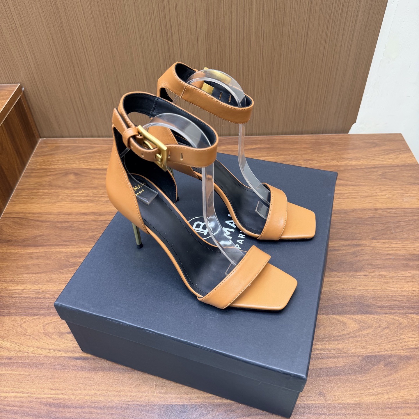NO:930700,Balmain Balmain autumn and winter 2026 latest catwalk fashion high-heeled sandals ———————— Balmain is becoming more and more unique and outstanding. Hurry up and get a pair of Balmain shoes, which are straightforward, invincible and beautiful! This sandal is really impressive and looks great. It is developed by the original factory and will not be sold without the original version. The material is original custom-made cowhide. Imported cowhide leather inside. High flat sole. Outsole: genuine leather outsole imported from Italy (9.5cm). Buckle: Original buckle molding. Number of codes: 36--42 (40.41.42 customization is not returnable). High-heeled sandals, balmain, balmain, sandals, high heels, cowhide, Leather soles19860909Balmain巴尔曼秋冬2026最新款走秀时装高跟凉鞋 ——————————— 巴尔曼 愈发別致出众 赶紧来一双巴尔曼小美鞋率性的 无敌气场无敌好看！这凉拖真是气势十足 好看的不行 原厂开发,无原版不做货   材质原版定制牛皮 内里进口牛皮 跟高平底 大底: 意大利进口真皮大底（9.5cm） 饰扣: 原版饰扣开模 码数: 36--42（40.41.42定制不退换）,高跟鞋凉鞋,balmain,balmain,sandals,high heels,cowhide,Leather soles,Women's Shoes