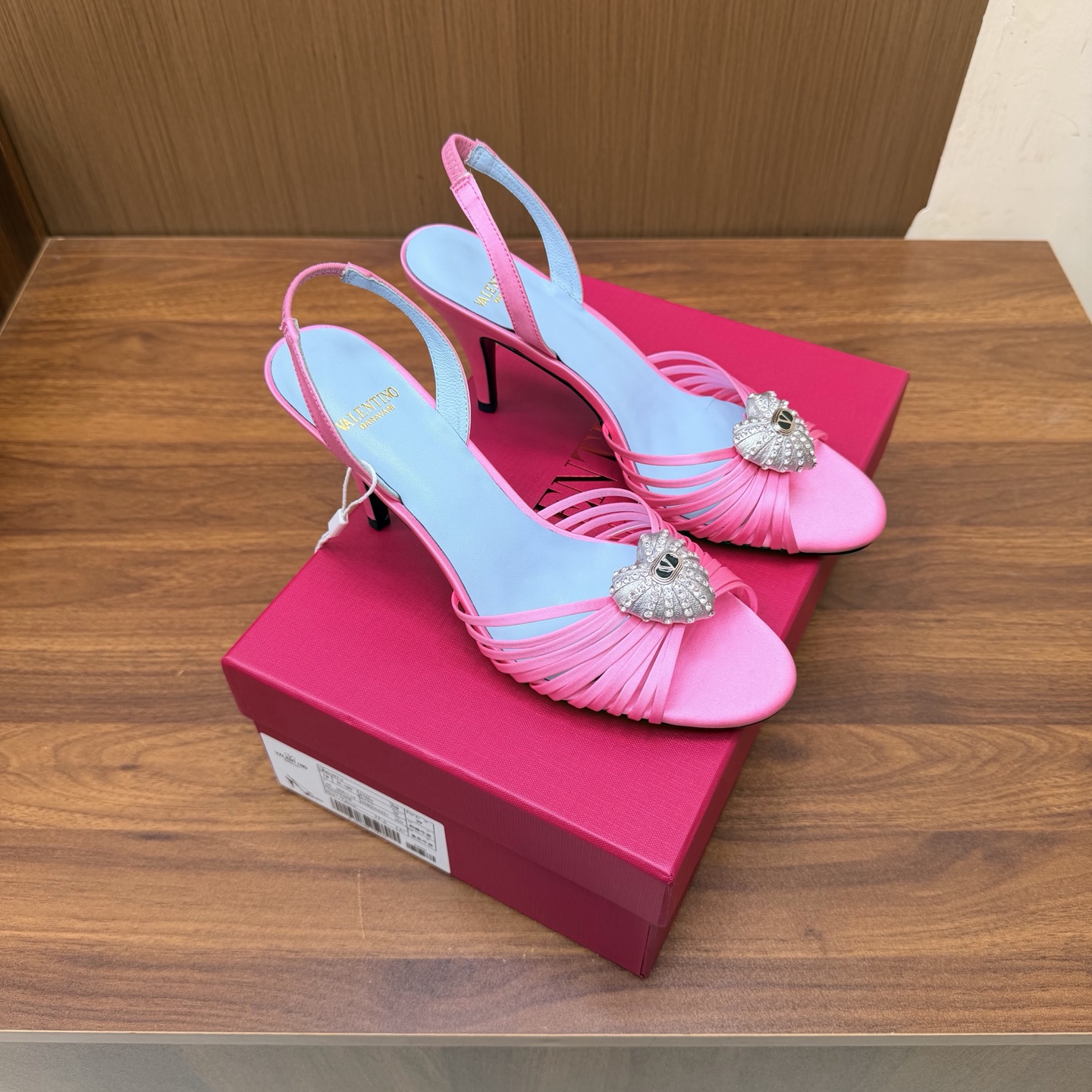 NO:930674,2026 catwalk model [top version] Valentino high-heeled love strap sandals. Beautiful texture. Very easy to match. Can be worn in any season. —————————— Airplane Box 10. This series of Valentino interprets a new fashion charm. It continues the ultra-high heel design and is favored by well-known overseas bloggers. Tens of millions of fan bloggers love it, and it sells well at home and abroad. It is out of stock in China. The top version has candy color matching. Every color is beautiful. The upper is silk and the lining is imported sheepskin.  Genuine leather outsole, heel height 8cm, full original packaging, sizes 35 to 43 (35, 40, 41, 42, 43 non-refundable), high heels and slippers, valentino, valentino, sandals, high heels, slippers, sheepskin, real silk, Leather soles198609092026走秀款【顶级版本】 Valentino 高跟爱心带子凉鞋 绝美的质感 非常好搭配,任何季节可穿 ——————————— 飞机盒10 华伦天奴此系列演绎全新时尚魅力 延续超高跟设计,深得海外知名博主青睐 千万粉丝博主倾情演绎,畅销海内外 国内已经断货,顶级版本 糖果色配色,每个颜色都是绝美 鞋面真丝 内里进口羊皮 鞋底真皮大底 跟高8cm 包装全套原版包装 码数35一43码（35、40、41、42、43退不换）,高跟鞋拖鞋,valentino,valentino,sandals,high heels,slippers,sheepskin,real silk,Leather soles,Women's Shoes