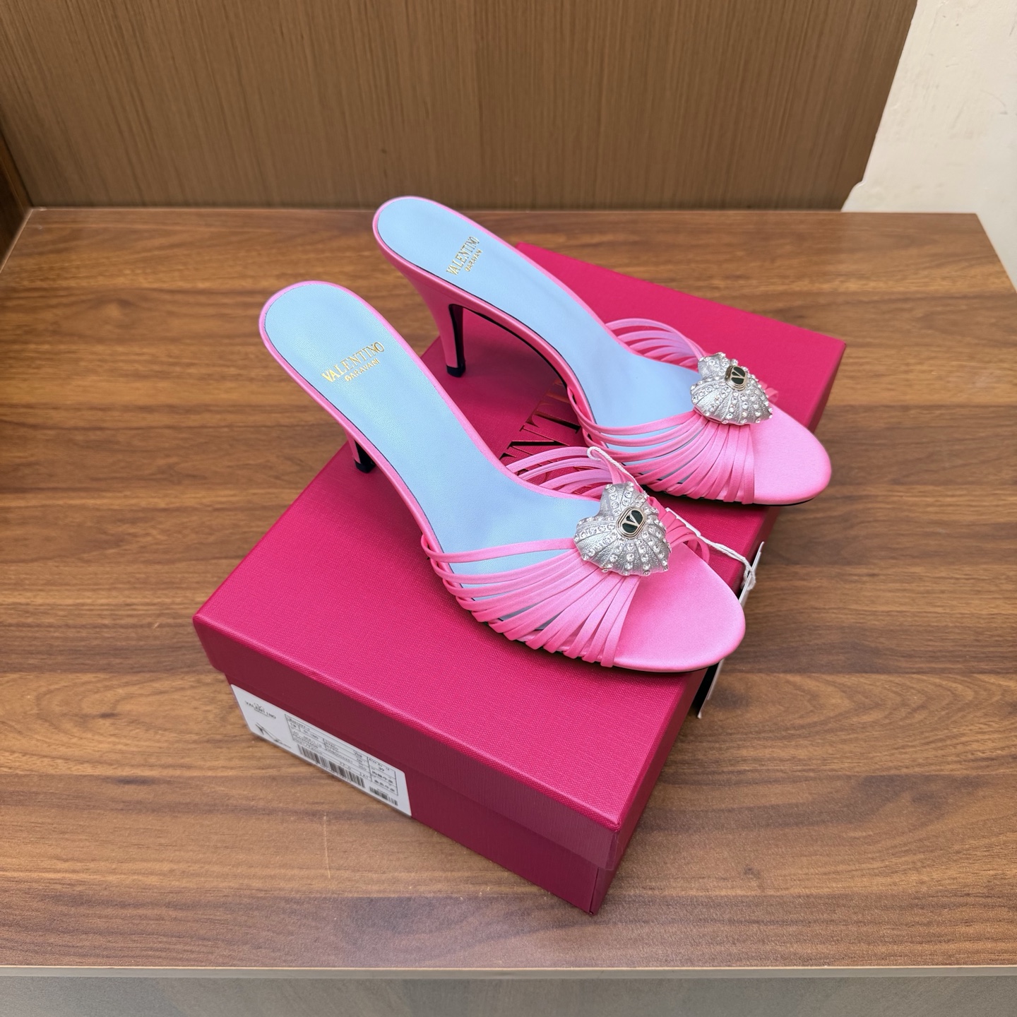 NO:930683,2026 catwalk model [top version] Valentino high-heeled love strap sandals. Beautiful texture. Very easy to match. Can be worn in any season. —————————— Valentino This series interprets a new fashion charm. It continues the ultra-high heel design and is favored by well-known overseas bloggers. Tens of millions of fan bloggers love to perform it and sell well at home and abroad. It is out of stock in China. The top version. Candy color matching, every color is beautiful. Silk upper, imported sheepskin lining, genuine leather outsole.  Heel height 8cm, full set of original packaging, sizes 35 to 43 (35, 40, 41, 42, 43 non-refundable), high heels and slippers, valentino, valentino, sandals, high heels, slippers, sheepskin, real silk, Leather soles198609092026走秀款【顶级版本】 Valentino 高跟爱心带子凉鞋 绝美的质感 非常好搭配,任何季节可穿 ——————————— 华伦天奴此系列演绎全新时尚魅力 延续超高跟设计,深得海外知名博主青睐 千万粉丝博主倾情演绎,畅销海内外 国内已经断货,顶级版本 糖果色配色,每个颜色都是绝美 鞋面真丝 内里进口羊皮 鞋底真皮大底 跟高8cm 包装全套原版包装 码数35一43码（35、40、41、42、43退不换）,高跟鞋拖鞋,valentino,valentino,sandals,high heels,slippers,sheepskin,real silk,Leather soles,Women's Shoes