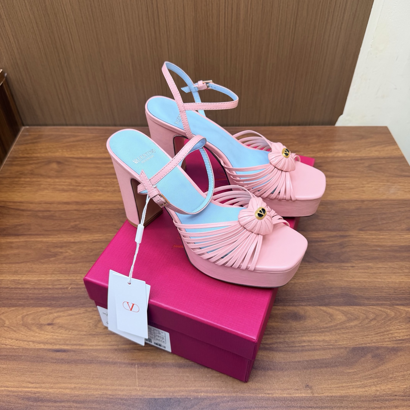 NO:930692,2026 catwalk model [top version] Valentino high-heeled love strap sandals. Beautiful texture. Very easy to match. Can be worn in any season. ——————————— Valentino’s series interprets new fashion charm. It continues the ultra-high heel design and is favored by well-known overseas bloggers. Thousands of fan bloggers love to perform it and sell well at home and abroad. It is out of stock in China. The top version. Candy color matching, every color is beautiful. Silk upper, imported sheepskin lining, genuine leather outsole.  Heel height 8cm, full set of original packaging, sizes 35 to 43 (35, 40, 41, 42, 43 non-refundable), high heels and slippers, valentino, valentino, sandals, high heels, slippers, sheepskin, real silk, Leather soles198609092026走秀款【顶级版本】 Valentino 高跟爱心带子凉鞋 绝美的质感 非常好搭配,任何季节可穿 ——————————— 华伦天奴此系列演绎全新时尚魅力 延续超高跟设计,深得海外知名博主青睐 千万粉丝博主倾情演绎,畅销海内外 国内已经断货,顶级版本 糖果色配色,每个颜色都是绝美 鞋面真丝 内里进口羊皮 鞋底真皮大底 跟高8cm 包装全套原版包装 码数35一43码（35、40、41、42、43退不换）,高跟鞋拖鞋,valentino,valentino,sandals,high heels,slippers,sheepskin,real silk,Leather soles,Women's Shoes