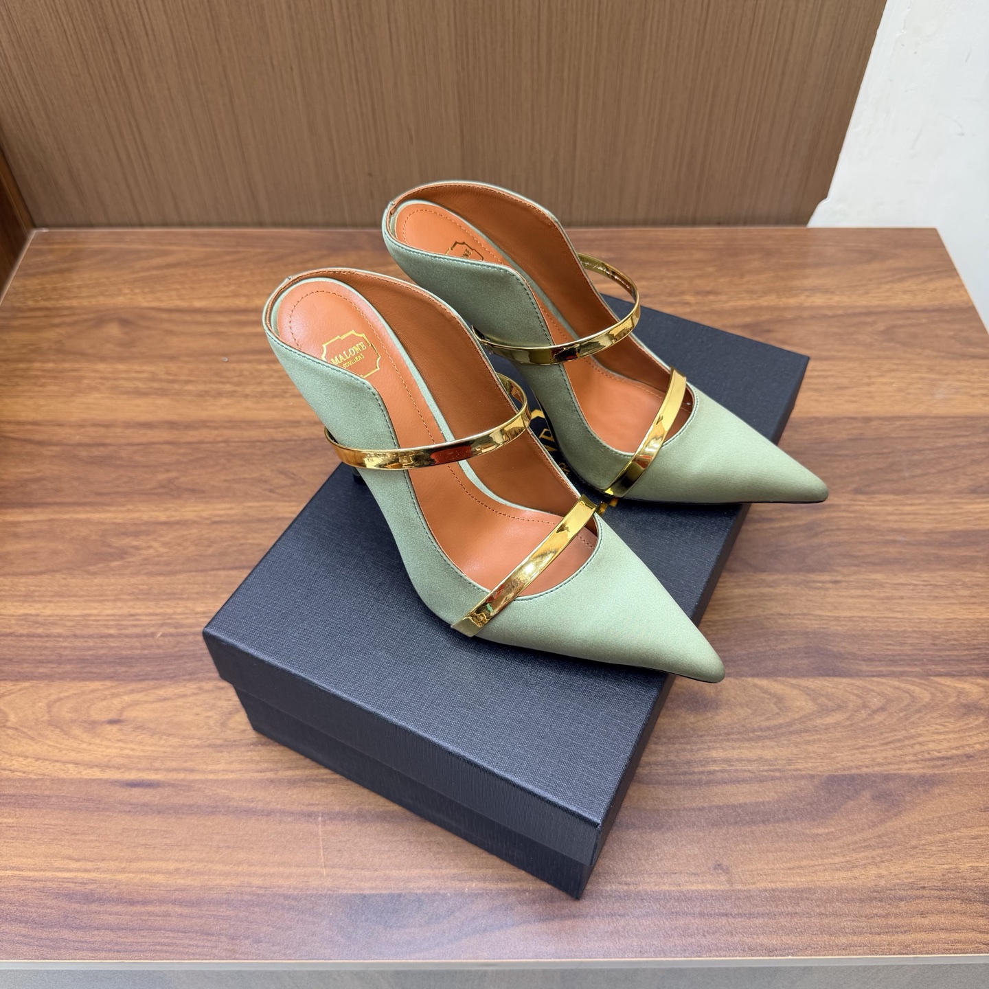 NO:929684,2026 classic reappearance #Malone Souliers# Muller high heels and half drag —————————— The classic hot style still has charm. The contrasting color design of the strap is very eye-catching and stylish. I like to achieve a balanced feeling by mixing materials with different textures and textures. The upper is made of imported silk, and the lining is sheepskin. The outsole is imported genuine leather. The heel height is 10.5cm.  Size 35-43 (40, 41, 42, 43 customized, non-refundable), high heels, high heels, sheepskin, real silk, Leather soles198609092026 经典再现 #Malone Souliers#穆勒高跟半拖 ——————————— 经典爆款依然风韵犹存 通过带子的撞面色 设计,非常耐看极具风格 喜欢过通混搭不同触感和地质的材料达到一种平的衡感觉 鞋面采用进口真丝 内里羊皮内里 大底进口真皮大底 跟高10.5cm 码数35-43（40、41、42、43定制不退换）,高跟鞋,high heels,sheepskin,real silk,Leather soles,Women's Shoes
