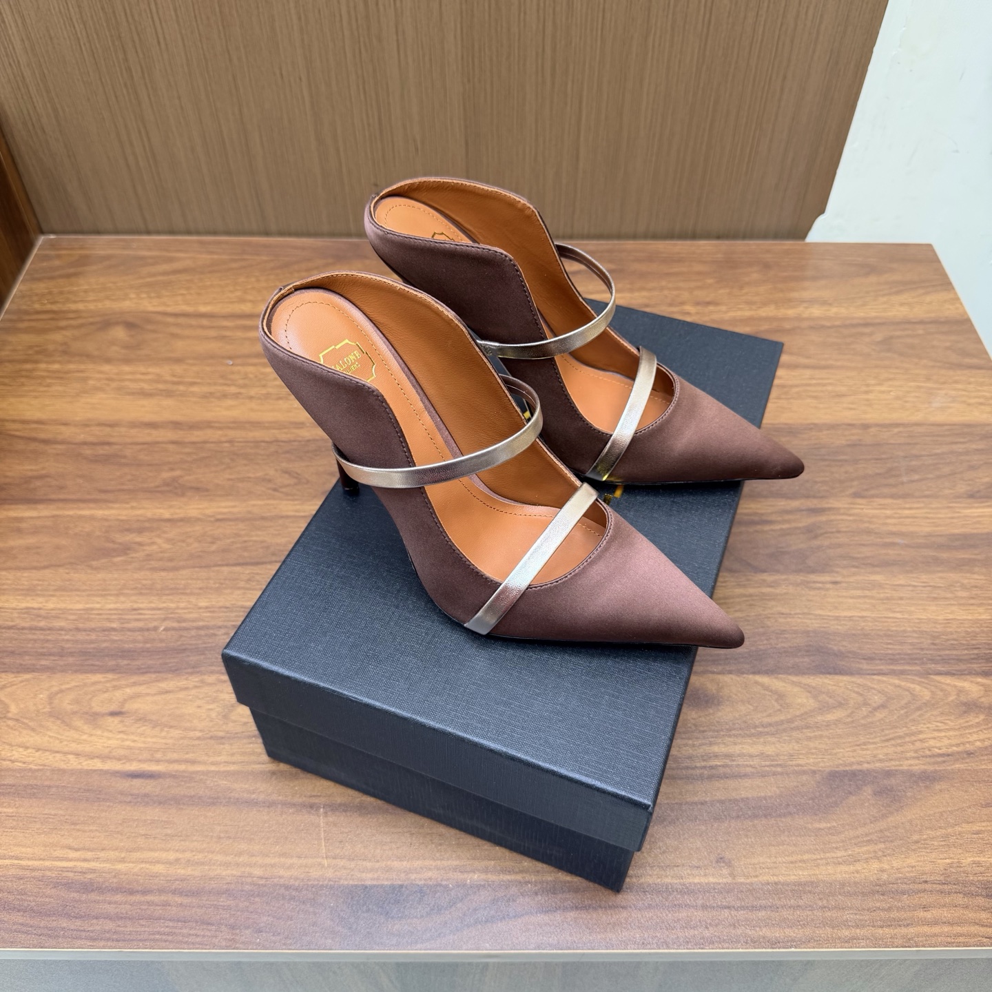 NO:929677,2026 classic reappearance #Malone Souliers# Muller high heels and half drag —————————— The classic hot style still has charm. The contrasting color design of the strap is very eye-catching and stylish. I like to achieve a balanced feeling by mixing materials with different textures and textures. The upper is made of imported silk, and the lining is sheepskin. The outsole is imported genuine leather. The heel height is 10.5cm.  Size 35-43 (40, 41, 42, 43 customized, non-refundable), high heels, high heels, sheepskin, real silk, Leather soles198609092026 经典再现 #Malone Souliers#穆勒高跟半拖 ——————————— 经典爆款依然风韵犹存 通过带子的撞面色 设计,非常耐看极具风格 喜欢过通混搭不同触感和地质的材料达到一种平的衡感觉 鞋面采用进口真丝 内里羊皮内里 大底进口真皮大底 跟高10.5cm 码数35-43（40、41、42、43定制不退换）,高跟鞋,high heels,sheepskin,real silk,Leather soles,Women's Shoes
