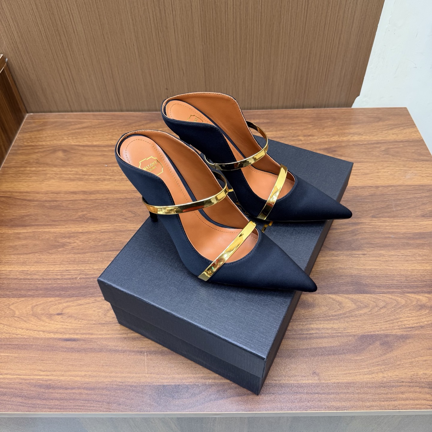NO:929692,2026 classic reappearance #Malone Souliers# Muller high heels and half drag —————————— The classic hot style still has charm. The contrasting color design of the strap is very eye-catching and stylish. I like to achieve a balanced feeling by mixing materials with different textures and textures. The upper is made of imported silk, and the lining is sheepskin. The outsole is imported genuine leather. The heel height is 10.5cm.  Size 35-43 (40, 41, 42, 43 customized, non-refundable), high heels, high heels, sheepskin, real silk, Leather soles198609092026 经典再现 #Malone Souliers#穆勒高跟半拖 ——————————— 经典爆款依然风韵犹存 通过带子的撞面色 设计,非常耐看极具风格 喜欢过通混搭不同触感和地质的材料达到一种平的衡感觉 鞋面采用进口真丝 内里羊皮内里 大底进口真皮大底 跟高10.5cm 码数35-43（40、41、42、43定制不退换）,高跟鞋,high heels,sheepskin,real silk,Leather soles,Women's Shoes