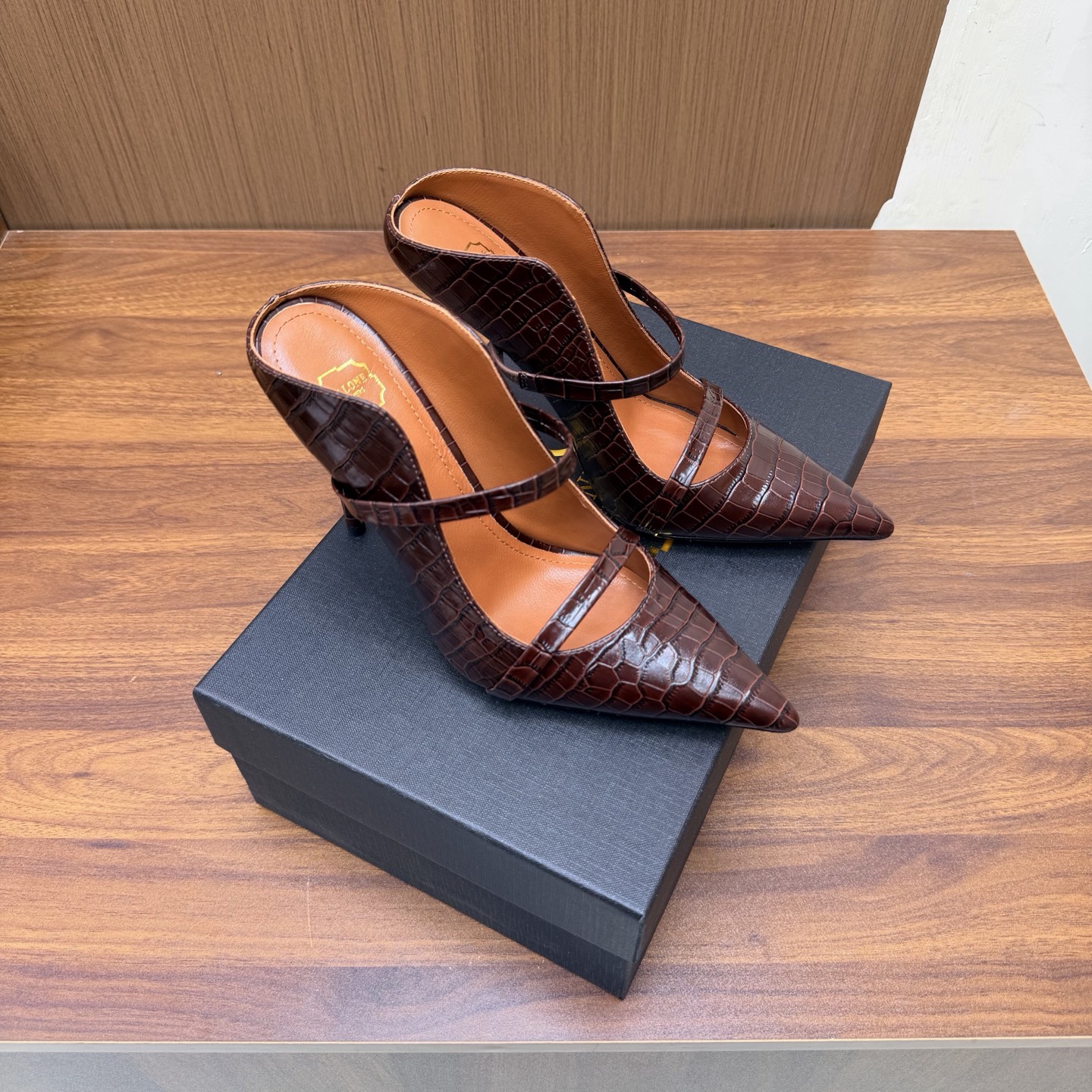 NO:929700,2026 classic reappearance #Malone Souliers# Muller high heels and half drag —————————— The classic hot style still has charm. The contrasting color design of the strap is very eye-catching and stylish. I like to achieve a balanced feeling by mixing materials with different textures and textures. The upper is made of imported cowhide, and the lining is sheepskin. The outsole is imported genuine leather. The heel height is 10.5cm.  Size 35-43 (40, 41, 42, 43 customization is not returnable), high heels, high heels, cowhide, sheepskin, Leather soles198609092026 经典再现 #Malone Souliers#穆勒高跟半拖 ——————————— 经典爆款依然风韵犹存 通过带子的撞面色 设计,非常耐看极具风格 喜欢过通混搭不同触感和地质的材料达到一种平的衡感觉 鞋面采用进口牛皮 内里羊皮内里 大底进口真皮大底 跟高10.5cm 码数35-43（40、41、42、43定制不退换）,高跟鞋,high heels,cowhide,sheepskin,Leather soles,Women's Shoes