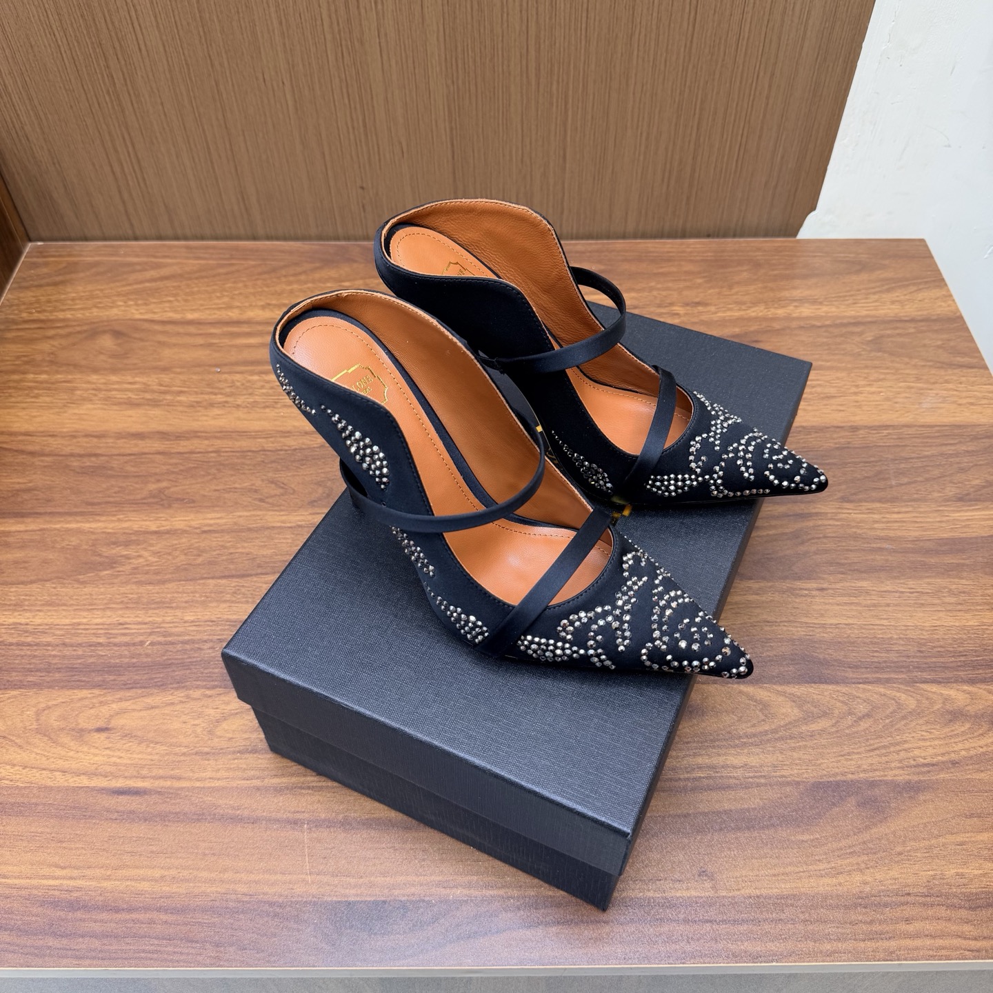 NO:929669,2026 classic reappearance #Malone Souliers# Muller high heels and half drag —————————— The classic hot style still has charm. The contrasting color design of the strap is very eye-catching and stylish. I like to achieve a balanced feeling by mixing materials with different textures and textures. The upper is made of imported silk, and the lining is sheepskin. The outsole is imported genuine leather. The heel height is 10.5cm.  Size 35-43 (40, 41, 42, 43 customized, non-refundable), high heels, high heels, sheepskin, real silk, Leather soles198609092026 经典再现 #Malone Souliers#穆勒高跟半拖 ——————————— 经典爆款依然风韵犹存 通过带子的撞面色 设计,非常耐看极具风格 喜欢过通混搭不同触感和地质的材料达到一种平的衡感觉 鞋面采用进口真丝 内里羊皮内里 大底进口真皮大底 跟高10.5cm 码数35-43（40、41、42、43定制不退换）,高跟鞋,high heels,sheepskin,real silk,Leather soles,Women's Shoes