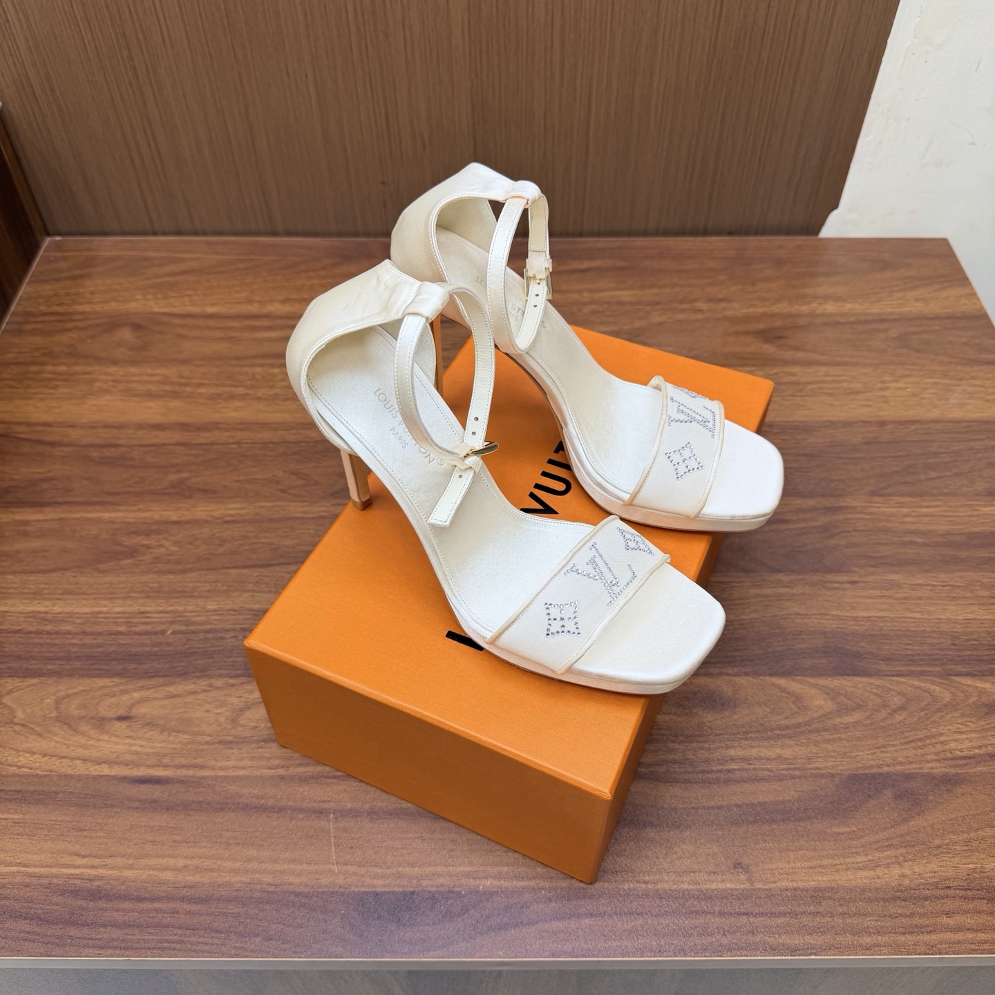 NO:930649,LV Louis Vuitton 26 2026 early spring new products. The top version counter features the latest mesh platform high-heeled sandals. Hard label slippers. Hard goods are new. —————————————The top version. Original silk mesh upper. Imported goatskin lining. Outsole. Genuine leather outsole (heel height 11cm, platform 1.5cm). Shoe size:  35-43 (40, 41, 42, 43 customized are not returnable), high heels sandals, louis vuitton, louis vuitton, sandals, high heels, slippers, sheepskin, real silk, Leather soles19860909LV 路易威登 26 2026早春新品 顶级版本专柜主打最新款 网纱水台高跟凉鞋 硬标拖鞋 硬货上新 —————————————顶级版本 鞋面原版真丝网纱 内里进口山羊皮里 大底真皮大底（跟高11cm,水台1.5cm） 鞋码: 35-43（40、41、42、43定制不退换）,高跟鞋凉鞋,louis vuitton,louis vuitton,sandals,high heels,slippers,sheepskin,real silk,Leather soles,Women's Shoes