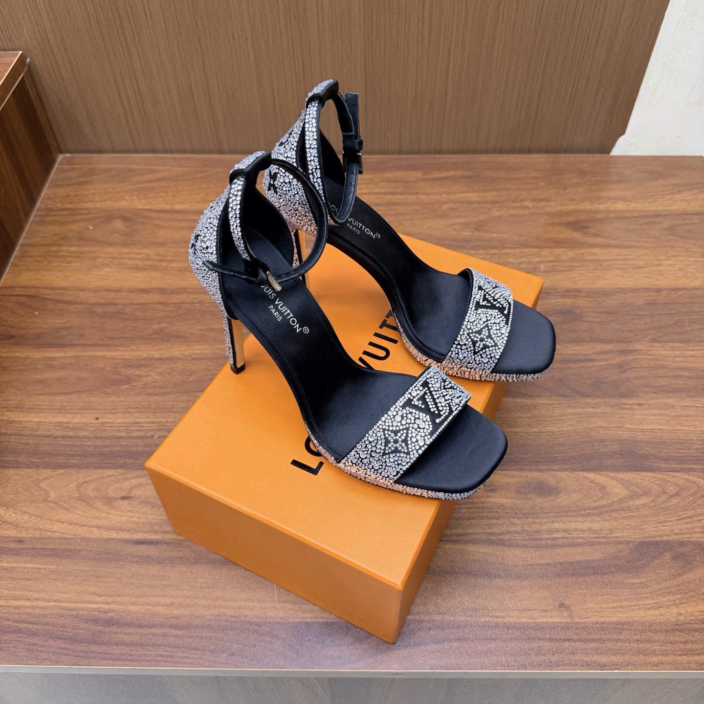 NO:930656,LV Louis Vuitton 26 2026 early spring new products. The top version counter features the latest mesh platform high-heeled sandals. Hard-label slippers. Hard goods are new. ——————————————The top version. Original silk mesh upper with hot rhinestones. Imported goatskin lining. Outsole. Genuine leather outsole (heel height 11cm, platform 1.5cm). Shoe size:  35-43 (40, 41, 42, 43 customized are not returnable), high heels sandals, louis vuitton, louis vuitton, sandals, high heels, slippers, sheepskin, real silk, Leather soles19860909LV 路易威登 26 2026早春新品 顶级版本专柜主打最新款 网纱水台高跟凉鞋 硬标拖鞋 硬货上新 —————————————顶级版本 鞋面原版真丝网纱烫钻 内里进口山羊皮里 大底真皮大底（跟高11cm,水台1.5cm） 鞋码: 35-43（40、41、42、43定制不退换）,高跟鞋凉鞋,louis vuitton,louis vuitton,sandals,high heels,slippers,sheepskin,real silk,Leather soles,Women's Shoes