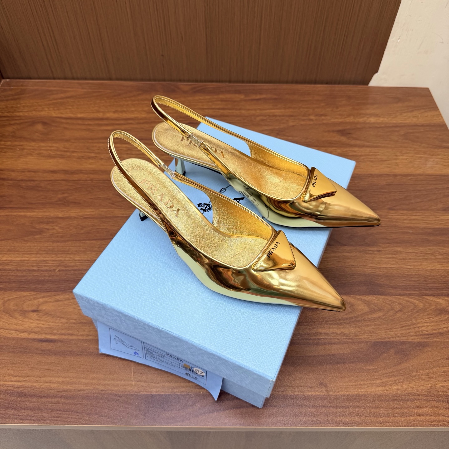 NO:930610,2026 Early Autumn New Prada Prada catwalk model pointed toe hollow high heels Retro old money style shoes/sandals ————————————The top version is full of future technology sense The minimalist beauty that has been missing for a long time in the fashion industry is fashionable and exquisite. It has a sense of high-end for daily wear. It adopts a pointed toe design, which is very fashionable and aggressive, highlighting personality; the shoe body has unique dividing lines, adding design details, which is different from ordinary pointed toe shoes, and has the iconic avant-garde style of the Prada brand.  Made of high-quality leather material, the texture is high-end and has a distressed effect, showing a retro and modern texture. The craftsmanship is fine, reflecting the high-end quality of the brand. The stiletto design enhances the wearer's aura while maintaining good stability, suitable for daily commuting or special occasions. Patent leather upper, sheepskin lining, Italian genuine leather outsole, heel height 5.5cm  Size 35-39 (40.41.42 customized, non-refundable), high heels, prada, prada, sandals, high heels, sheepskin, Leather soles198609092026早秋新款 Prada 普拉达走秀款尖头镂空高跟鞋 复古老钱风单鞋/凉鞋 ————————————顶级版本 未来科技感满满 时尚界久违的极简之美 时髦又精致 日常穿出高级感 采用尖头设计,极具时尚感与攻击性,彰显个性；鞋身有独特的分割线条,增添设计细节,区别于普通尖头鞋,带有Prada品牌标志性的前卫风格. 选用优质皮革材质,质感高级,且有做旧效果的纹理,呈现出复古又摩登的质感,工艺精细,体现品牌高端品质.细高跟设计,提升穿着者气场,同时保持了较好的稳定性,适合日常通勤或特殊场合穿着. 鞋面漆皮 内里垫脚羊皮 鞋底意大利真皮大底 跟高5.5cm 码数35-39（40.41.42定做不退换）,高跟鞋,prada,prada,sandals,high heels,sheepskin,Leather soles,Women's Shoes