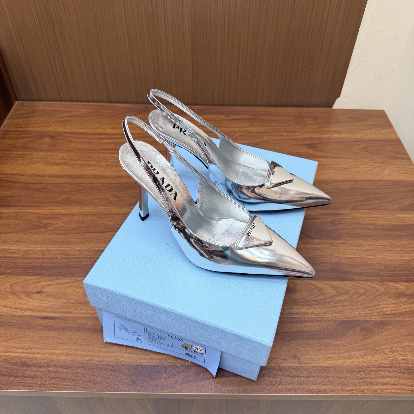 NO:930620,[10cm height] 2026 early autumn new Prada Prada catwalk style pointed toe hollow high heels, retro old money style shoes/sandals ————————————top version full of future technology sense minimalist beauty that has been missing in the fashion industry for a long time, fashionable and exquisite, giving a sense of luxury in daily wear  The pointed-toe design is very fashionable and aggressive, highlighting the personality; the shoe body has unique dividing lines, adding design details, which is different from ordinary pointed-toe shoes, and has the iconic avant-garde style of the Prada brand. It is made of high-quality leather material, with a high-grade texture and a distressed texture, showing a retro and modern texture. The craftsmanship is fine, reflecting the high-end quality of the brand. The stiletto heel design enhances the wearer's aura while maintaining good stability, suitable for daily commuting or special occasions. Upper patent leather  Sheepskin lining, Italian genuine leather outsole, heel height 10cm, size 35-39 (40.41.42 custom made, non-refundable), high heels, prada, prada, sandals, high heels, sheepskin, Leather soles19860909【10cm高度】 2026早秋新款 Prada 普拉达走秀款尖头镂空高跟鞋 复古老钱风单鞋/凉鞋 ————————————顶级版本 未来科技感满满 时尚界久违的极简之美 时髦又精致 日常穿出高级感 采用尖头设计,极具时尚感与攻击性,彰显个性；鞋身有独特的分割线条,增添设计细节,区别于普通尖头鞋,带有Prada品牌标志性的前卫风格. 选用优质皮革材质,质感高级,且有做旧效果的纹理,呈现出复古又摩登的质感,工艺精细,体现品牌高端品质.细高跟设计,提升穿着者气场,同时保持了较好的稳定性,适合日常通勤或特殊场合穿着. 鞋面漆皮 内里垫脚羊皮 鞋底意大利真皮大底 跟高10cm 码数35-39（40.41.42定做不退换）,高跟鞋,prada,prada,sandals,high heels,sheepskin,Leather soles,Women's Shoes