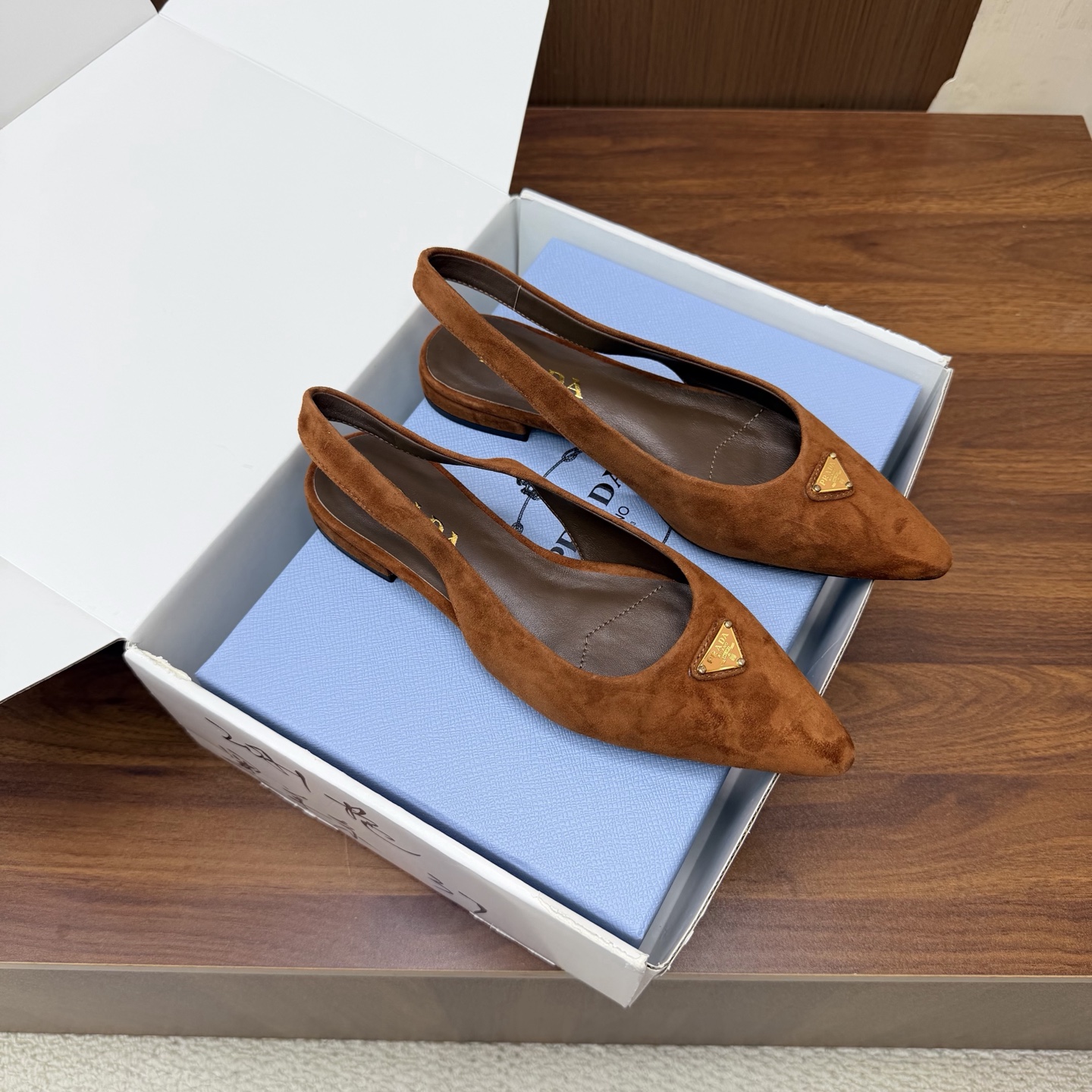 NO:930631,2026 spring and summer new style. Back-strap sandals Prada/Prada classic triangle single shoes. Classic triangle shoes have a sense of luxury ———————————— (with airplane case) The buckle design is retro and playful. Whether it is worn with a skirt to go the elegant route or with trousers to create a relaxed and fashionable feel, it can be easily handled. A proper fashion essential item~ The fabric is made of original Yangjing/cow leather. The inner feet are all sheepskin. Original molded custom-made non-slip outsole with high flat heel.  size 35-39 (customized 40/41), high heels, prada, prada, sandals, high heels, skirts, cowhide, sheepskin, sheep198609092026 春夏新款.后带凉鞋 Prada/普拉达经典三角标单鞋经典三角标自带高级感 ————————————（配飞机盒） 搭扣设计复古又俏皮 不管是配裙装走优雅路线 还是搭裤装打造松弛时髦感 都能轻松拿捏 妥妥的时尚刚需单品~ 面料采用原版羊京/牛皮 内里垫脚均为羊皮 原版开模定制防滑大底 跟高平底 size 35-39（40/41定制）,高跟鞋,prada,prada,sandals,high heels,skirts,cowhide,sheepskin,sheep,Women's Shoes