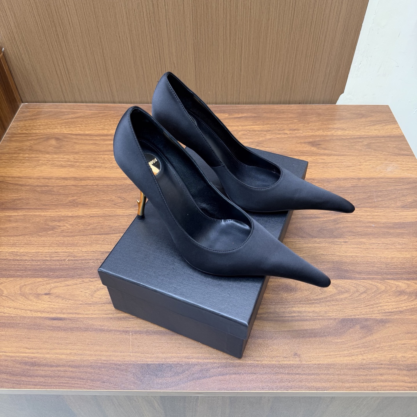 NO:930577,YSL Saint Laurent fw26 new arrival～ YSL 26s spring and summer new pointed-toe chain hardware buckle mules, minimalist style stiletto high-heeled sandals. Ysl pointed-toe stilettos are elegance engraved in DNA. The golden chain flows on the upper, like the delicacy in a retro picture, on the feet. Every step is effortless nobility and style. Who can resist a pair of chain mules with their own aura?  The pointed toe lengthens the leg line, and the metal chain lights up the whole body. From commuting suits to date skirts, you can switch to the 'heroine' mode with one click. The complexity is eliminated, leaving only clean lines and metallic luster. The pointed toe outlines the edge, and the chain embellishes your attitude. This pair of shoes is your style statement that needs no words. The shiny patent leather + gold chain are retro and sexy, and the upper feet directly transform into 'the flower of wealth in the world', and you walk with wind!  Silk/patent leather upper, sheepskin lining, Italian leather outsole, heel height 10cm, size 35-39 (40.41.42 custom-made, non-returnable), high heels and sandals, saint laurent, saint laurent, saint laurent, sandals, high heels, slippers, skirts, business suit, sheepskin, real silk, Leather soles19860909YSL Saint Laurent 圣罗兰fw26 new arrival～ YSL 26s 春夏新款尖头链条五金扣穆勒鞋极简风细跟高跟凉拖鞋 Ysl 尖头细高跟,是刻在DNA里的优雅.金色链条在鞋面流转,像把复古画报里的精致,在了脚上.每一步,都是不费力的贵气与风情.谁能拒绝一双自带气场的链条穆勒鞋？尖头拉长腿线,金属链点亮全身,从通勤西装到约会小裙,都能一键切换成“女主角”模式. 褪去繁杂,只留利落线条与金属光泽.尖头勾勒锋芒,链条点缀态度,这双鞋,是你无需多言的风格宣言.漆皮亮面+金色链条,复古又性感,上脚直接变身“人间富贵花”,走路都带风！ 鞋面真丝/漆皮 内里垫脚羊皮 鞋底意大利真皮大底 跟高10cm 码数35-39（40.41.42 定做不退换）,高跟鞋凉鞋,saint laurent,saint laurent,saint laurent,sandals,high heels,slippers,skirts,business suit,sheepskin,real silk,Leather soles,Women's Shoes