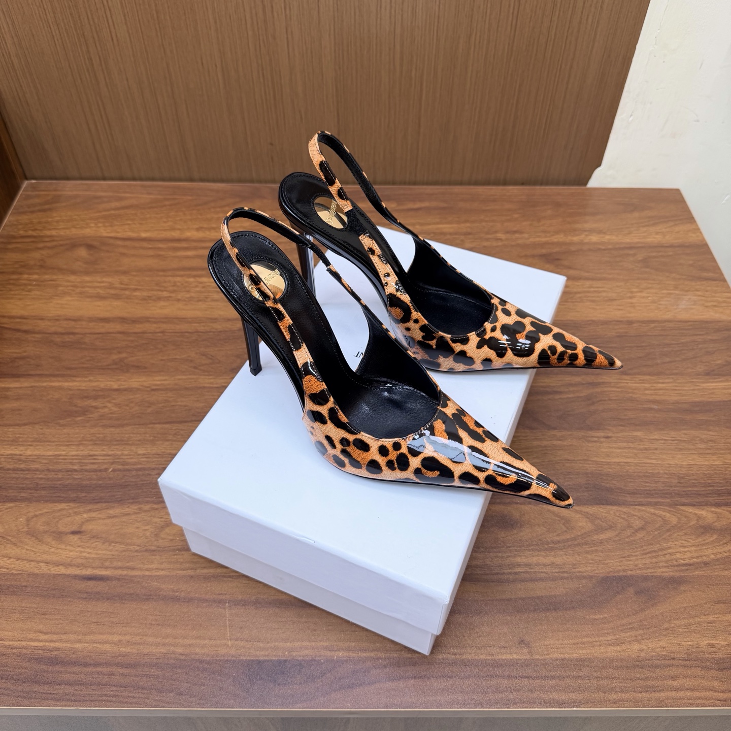 NO:930587,YSL Saint Laurent fw26 new arrival～ YSL 26s spring and summer new pointed-toe chain hardware buckle mules, minimalist style stiletto high-heeled sandals. Ysl pointed-toe stilettos are elegance engraved in DNA. The golden chain flows on the upper, like the delicacy in a retro picture, on the feet. Every step is effortless nobility and style. Who can resist a pair of chain mules with their own aura?  The pointed toe lengthens the leg line, and the metal chain lights up the whole body. From commuting suits to date skirts, you can switch to the 'heroine' mode with one click. The complexity is eliminated, leaving only clean lines and metallic luster. The pointed toe outlines the edge, and the chain embellishes your attitude. This pair of shoes is your style statement that needs no words. The shiny patent leather + gold chain are retro and sexy, and the upper feet directly transform into 'the flower of wealth in the world', and you walk with wind!  Leopard print patent leather upper, sheepskin lining, Italian genuine leather outsole, heel height 10.5cm, size 35-39 (40.41.42, custom made, non-refundable), high heels sandals, saint laurent, saint laurent, saint laurent, sandals, high heels, slippers, skirts, business suit, sheepskin, Leather soles19860909YSL Saint Laurent 圣罗兰fw26 new arrival～ YSL 26s 春夏新款尖头链条五金扣穆勒鞋极简风细跟高跟凉拖鞋 Ysl 尖头细高跟,是刻在DNA里的优雅.金色链条在鞋面流转,像把复古画报里的精致,在了脚上.每一步,都是不费力的贵气与风情.谁能拒绝一双自带气场的链条穆勒鞋？尖头拉长腿线,金属链点亮全身,从通勤西装到约会小裙,都能一键切换成“女主角”模式. 褪去繁杂,只留利落线条与金属光泽.尖头勾勒锋芒,链条点缀态度,这双鞋,是你无需多言的风格宣言.漆皮亮面+金色链条,复古又性感,上脚直接变身“人间富贵花”,走路都带风！ 鞋面豹纹漆皮 内里垫脚羊皮 鞋底意大利真皮大底 跟高10.5cm 码数35-39（40.41.42 定做不退换）,高跟鞋凉鞋,saint laurent,saint laurent,saint laurent,sandals,high heels,slippers,skirts,business suit,sheepskin,Leather soles,Women's Shoes