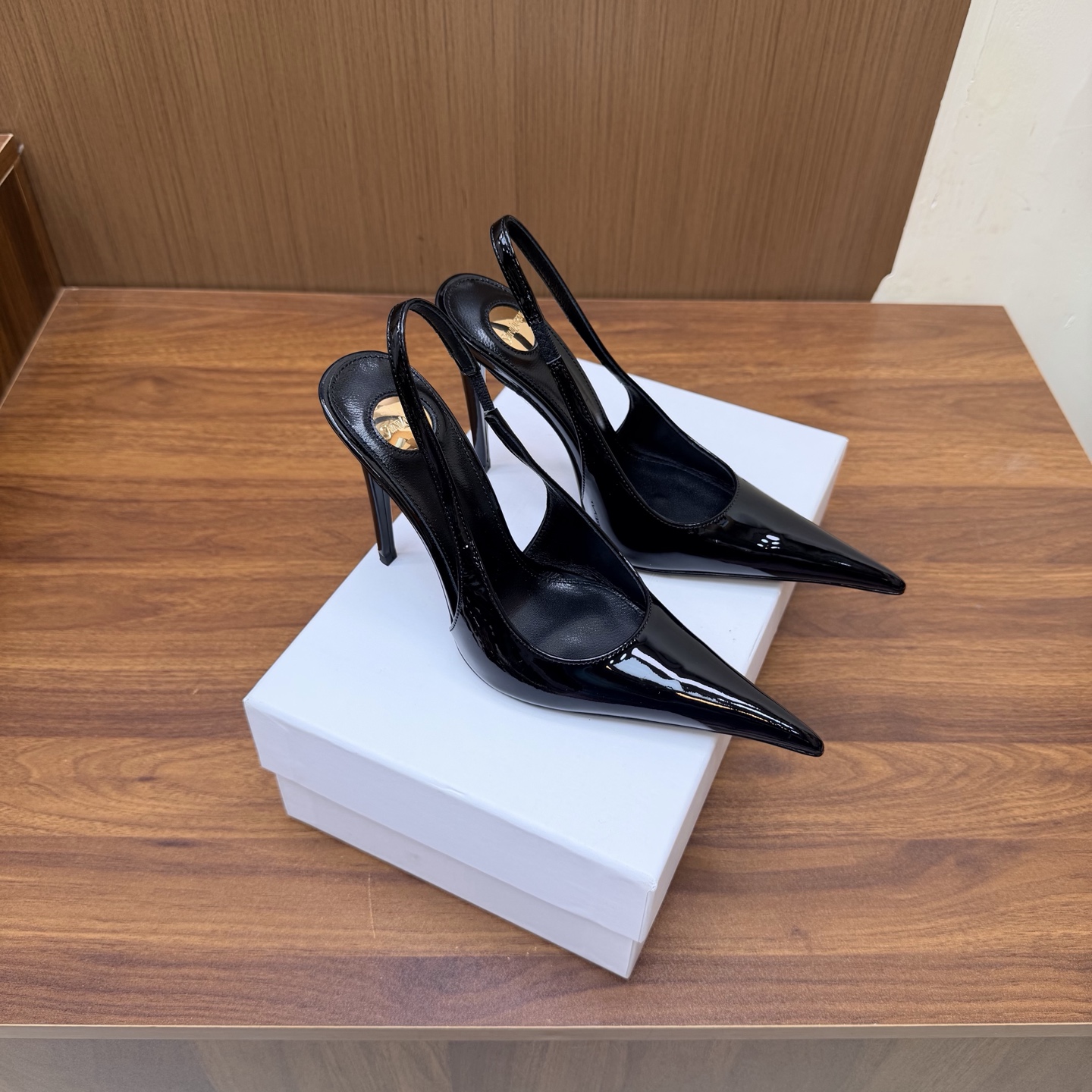 NO:930597,YSL Saint Laurent fw26 new arrival～ YSL 26s spring and summer new pointed-toe chain hardware buckle mules, minimalist style stiletto high-heeled sandals. Ysl pointed-toe stilettos are elegance engraved in DNA. The golden chain flows on the upper, like the delicacy in a retro picture, on the feet. Every step is effortless nobility and style. Who can resist a pair of chain mules with their own aura?  The pointed toe lengthens the leg line, and the metal chain lights up the whole body. From commuting suits to date skirts, you can switch to the 'heroine' mode with one click. The complexity is eliminated, leaving only clean lines and metallic luster. The pointed toe outlines the edge, and the chain embellishes your attitude. This pair of shoes is your style statement that needs no words. The shiny patent leather + gold chain are retro and sexy, and the upper feet directly transform into 'the flower of wealth in the world', and you walk with wind!  Patent leather upper, sheepskin lining, Italian genuine leather outsole, heel height 10.5cm, size 35-39 (40.41.42, custom made, non-refundable), high heels sandals, saint laurent, saint laurent, saint laurent, sandals, high heels, slippers, skirts, business suit, sheepskin, Leather soles19860909YSL Saint Laurent 圣罗兰fw26 new arrival～ YSL 26s 春夏新款尖头链条五金扣穆勒鞋极简风细跟高跟凉拖鞋 Ysl 尖头细高跟,是刻在DNA里的优雅.金色链条在鞋面流转,像把复古画报里的精致,在了脚上.每一步,都是不费力的贵气与风情.谁能拒绝一双自带气场的链条穆勒鞋？尖头拉长腿线,金属链点亮全身,从通勤西装到约会小裙,都能一键切换成“女主角”模式. 褪去繁杂,只留利落线条与金属光泽.尖头勾勒锋芒,链条点缀态度,这双鞋,是你无需多言的风格宣言.漆皮亮面+金色链条,复古又性感,上脚直接变身“人间富贵花”,走路都带风！ 鞋面漆皮 内里垫脚羊皮 鞋底意大利真皮大底 跟高10.5cm 码数35-39（40.41.42 定做不退换）,高跟鞋凉鞋,saint laurent,saint laurent,saint laurent,sandals,high heels,slippers,skirts,business suit,sheepskin,Leather soles,Women's Shoes