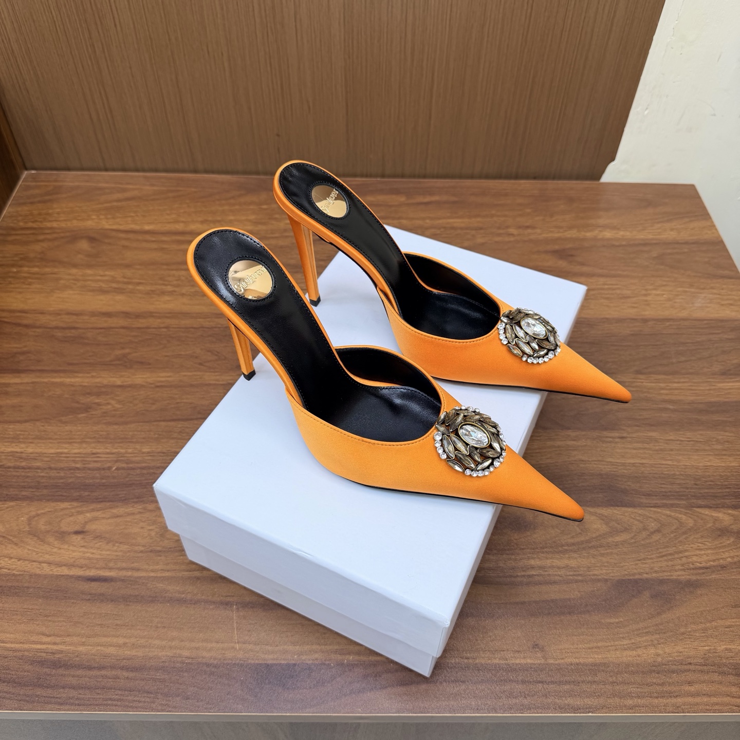 NO:930609,YSL Saint Laurent fw26 new arrival～ YSL 26s spring and summer new pointed-toe chain hardware buckle mules, minimalist style stiletto high-heeled sandals. Ysl pointed-toe stilettos are elegance engraved in DNA. The golden chain flows on the upper, like the delicacy in a retro picture, on the feet. Every step is effortless nobility and style. Who can resist a pair of chain mules with their own aura?  The pointed toe lengthens the leg line, and the metal chain lights up the whole body. From commuting suits to date skirts, you can switch to the 'heroine' mode with one click. The complexity is eliminated, leaving only clean lines and metallic luster. The pointed toe outlines the edge, and the chain embellishes your attitude. This pair of shoes is your style statement that needs no words. The shiny patent leather + gold chain are retro and sexy, and the upper feet directly transform into 'the flower of wealth in the world', and you walk with wind!  Silk upper, sheepskin lining, Italian genuine leather outsole, heel height 10.5cm, size 35-39 (40.41.42, custom made, non-refundable), high heels sandals, saint laurent, saint laurent, saint laurent, sandals, high heels, slippers, skirts, business suit, sheepskin, real silk, Leather soles19860909YSL Saint Laurent 圣罗兰fw26 new arrival～ YSL 26s 春夏新款尖头链条五金扣穆勒鞋极简风细跟高跟凉拖鞋 Ysl 尖头细高跟,是刻在DNA里的优雅.金色链条在鞋面流转,像把复古画报里的精致,在了脚上.每一步,都是不费力的贵气与风情.谁能拒绝一双自带气场的链条穆勒鞋？尖头拉长腿线,金属链点亮全身,从通勤西装到约会小裙,都能一键切换成“女主角”模式. 褪去繁杂,只留利落线条与金属光泽.尖头勾勒锋芒,链条点缀态度,这双鞋,是你无需多言的风格宣言.漆皮亮面+金色链条,复古又性感,上脚直接变身“人间富贵花”,走路都带风！ 鞋面真丝 内里垫脚羊皮 鞋底意大利真皮大底 跟高10.5cm 码数35-39（40.41.42 定做不退换）,高跟鞋凉鞋,saint laurent,saint laurent,saint laurent,sandals,high heels,slippers,skirts,business suit,sheepskin,real silk,Leather soles,Women's Shoes