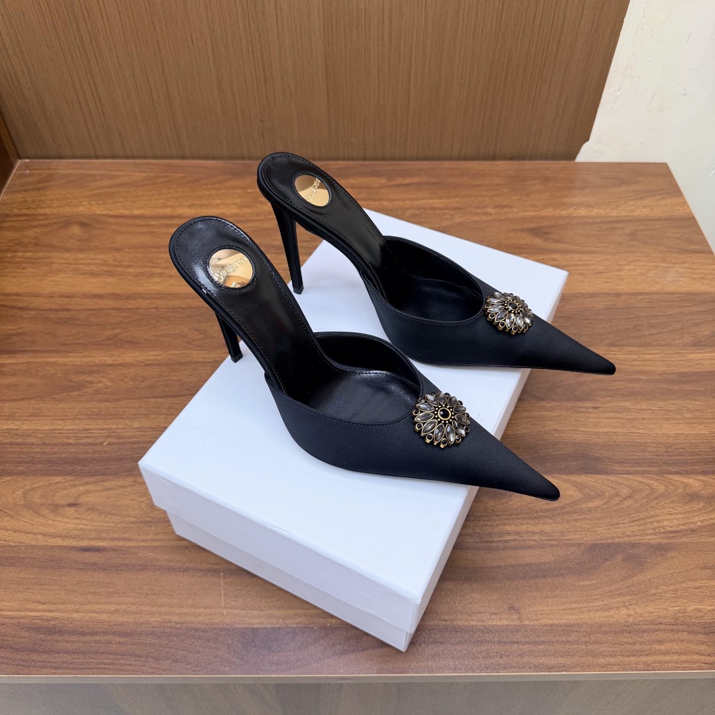 NO:930619,YSL Saint Laurent fw26 new arrival～ YSL 26s spring and summer new pointed-toe chain hardware buckle mules, minimalist style stiletto high-heeled sandals. Ysl pointed-toe stilettos are elegance engraved in DNA. The golden chain flows on the upper, like the delicacy in a retro picture, on the feet. Every step is effortless nobility and style. Who can resist a pair of chain mules with their own aura?  The pointed toe lengthens the leg line, and the metal chain lights up the whole body. From commuting suits to date skirts, you can switch to the 'heroine' mode with one click. The complexity is eliminated, leaving only clean lines and metallic luster. The pointed toe outlines the edge, and the chain embellishes your attitude. This pair of shoes is your style statement that needs no words. The shiny patent leather + gold chain are retro and sexy, and the upper feet directly transform into 'the flower of wealth in the world', and you walk with wind!  Silk upper, sheepskin lining, Italian genuine leather outsole, heel height 10.5cm, size 35-39 (40.41.42, custom made, non-refundable), high heels sandals, saint laurent, saint laurent, saint laurent, sandals, high heels, slippers, skirts, business suit, sheepskin, real silk, Leather soles19860909YSL Saint Laurent 圣罗兰fw26 new arrival～ YSL 26s 春夏新款尖头链条五金扣穆勒鞋极简风细跟高跟凉拖鞋 Ysl 尖头细高跟,是刻在DNA里的优雅.金色链条在鞋面流转,像把复古画报里的精致,在了脚上.每一步,都是不费力的贵气与风情.谁能拒绝一双自带气场的链条穆勒鞋？尖头拉长腿线,金属链点亮全身,从通勤西装到约会小裙,都能一键切换成“女主角”模式. 褪去繁杂,只留利落线条与金属光泽.尖头勾勒锋芒,链条点缀态度,这双鞋,是你无需多言的风格宣言.漆皮亮面+金色链条,复古又性感,上脚直接变身“人间富贵花”,走路都带风！ 鞋面真丝 内里垫脚羊皮 鞋底意大利真皮大底 跟高10.5cm 码数35-39（40.41.42 定做不退换）,高跟鞋凉鞋,saint laurent,saint laurent,saint laurent,sandals,high heels,slippers,skirts,business suit,sheepskin,real silk,Leather soles,Women's Shoes