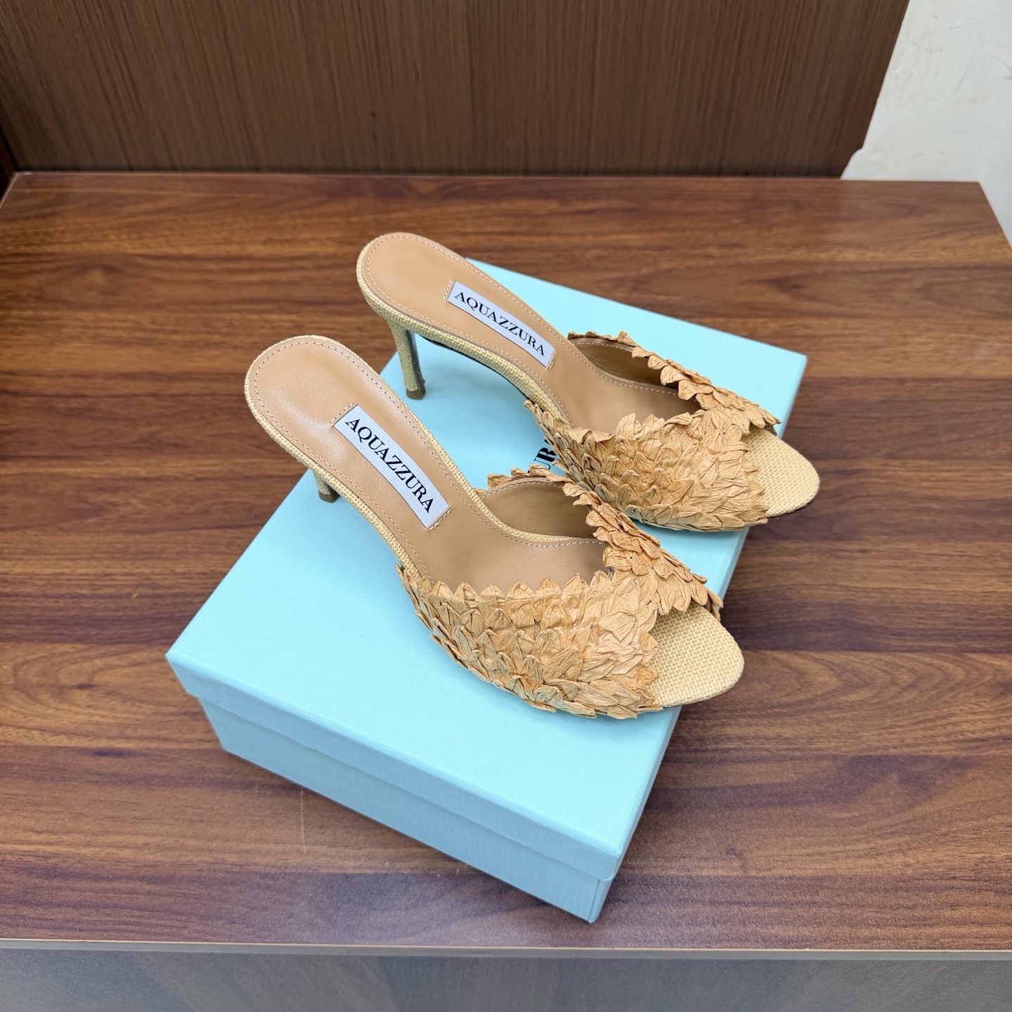 NO:929372,Purchasing agent grade (fast shipping) Aquazzura pineapple woven pp straw high-heeled fish mouth slippers/sandals. This pp straw mules from the Italian luxury brand Aquazzura are designed with a hollow weave, light and breathable, and super comfortable to wear in summer!  The flat design is suitable for daily commuting or leisure. It is low-key, elegant and versatile. The heelless style is easy to put on and take off. A must-have for lovers of simple style!  Whether paired with a skirt or casual pants, it can easily enhance the look. It is a practical and fashionable item in the summer shoe cabinet ~ Heel height 7.5cm Size 35-39 (customized at 40.41.42.43), high heels, slippers, sandals, high heels, slippers, skirts19860909代购级（出货快） Aquazzura菠萝编织pp草 高跟鱼嘴拖鞋/凉鞋 意大利奢侈品牌Aquazzura的这款pp草 穆勒鞋,采用镂空编织设计,轻盈透气,夏天穿超舒服！平底设计,日常通勤或休闲都很友好,低调优雅又百搭.无后跟款式,穿脱方便,简约风格爱好者必入！无论搭配裙装还是休闲裤,都能轻松提升造型感,是夏季鞋柜里的实用时髦单品～ 跟高7.5cm Size 35-39（40.41.42.43定做）,高跟鞋拖鞋,sandals,high heels,slippers,skirts,Women's Shoes