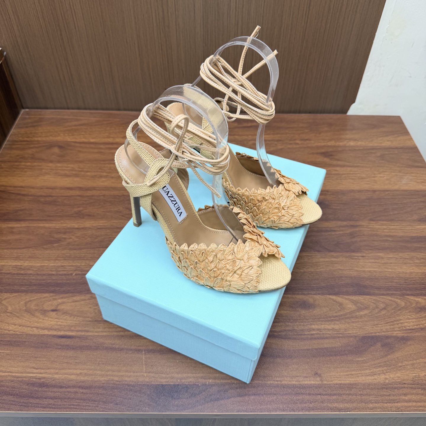 NO:929382,Purchasing agent level Aquazzura pineapple braided pp straw high-heeled fish mouth slippers/sandals. This pp straw mules from the Italian luxury brand Aquazzura are designed with hollow braid, light and breathable, and super comfortable to wear in summer!  The flat design is suitable for daily commuting or leisure. It is low-key, elegant and versatile. The heelless style is easy to put on and take off. A must-have for lovers of simple style!  Whether paired with a skirt or casual pants, it can easily enhance the look. It is a practical and fashionable item in the summer shoe cabinet ~ Size 35-39 (customized at 40.41), high heels, slippers, sandals, high heels, slippers, skirts19860909代购级 Aquazzura菠萝编织pp草 高跟鱼嘴拖鞋/凉鞋 意大利奢侈品牌Aquazzura的这款pp草 穆勒鞋,采用镂空编织设计,轻盈透气,夏天穿超舒服！平底设计,日常通勤或休闲都很友好,低调优雅又百搭.无后跟款式,穿脱方便,简约风格爱好者必入！无论搭配裙装还是休闲裤,都能轻松提升造型感,是夏季鞋柜里的实用时髦单品～ Size 35-39（40.41定做）,高跟鞋拖鞋,sandals,high heels,slippers,skirts,Women's Shoes