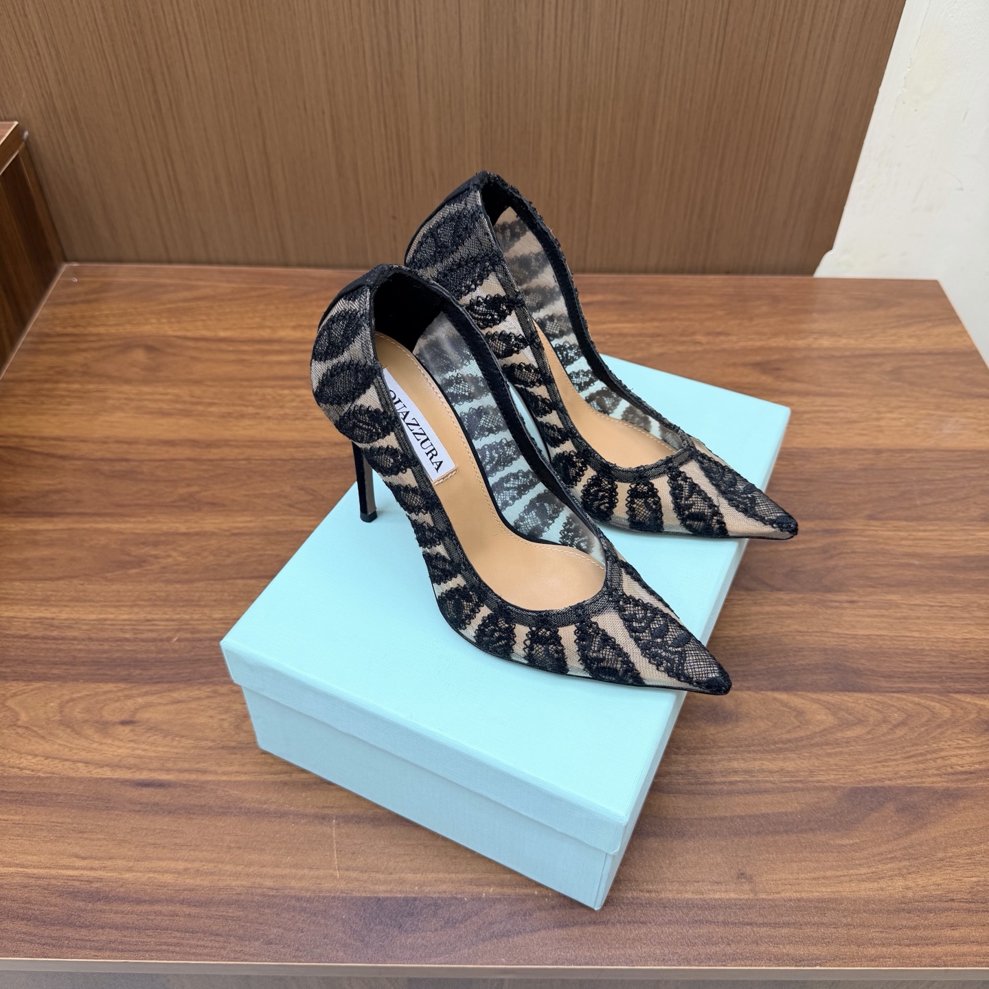 NO:930629,Purchasing agent level Aquazzura golden woven high heels and pointed toe shoes. The Italian luxury brand Aquazzura's golden woven high heels are made of fine woven mesh. The golden pattern is elegant and retro. The pointed toe stiletto design is 10cm. It elongates the leg line and has perfect temperament. It has a soft leather lining and is comfortable to wear and suitable for long walks. It can be easily managed whether it is paired with a dress or an elegant daily outfit. It is a bonus for formal occasions such as weddings and parties. Size  35-39 (customized at 40.41), high-heeled shoes, high heels19860909代购级 Aquazzura金色织花高跟鞋 尖头单鞋 意大利奢侈品牌Aquazzura的金色织花高跟鞋,采用精致织花网纱,金色花纹优雅复古,尖头细高跟设计,10cm,拉长腿部线条,气质满分 内里柔软皮革,穿着舒适,适合长时间行走.无论搭配礼服还是日常优雅穿搭,都能轻松驾驭,婚礼、派对等正式场合超加分 Size 35-39（40.41定做）,高跟鞋单鞋,high heels,Women's Shoes