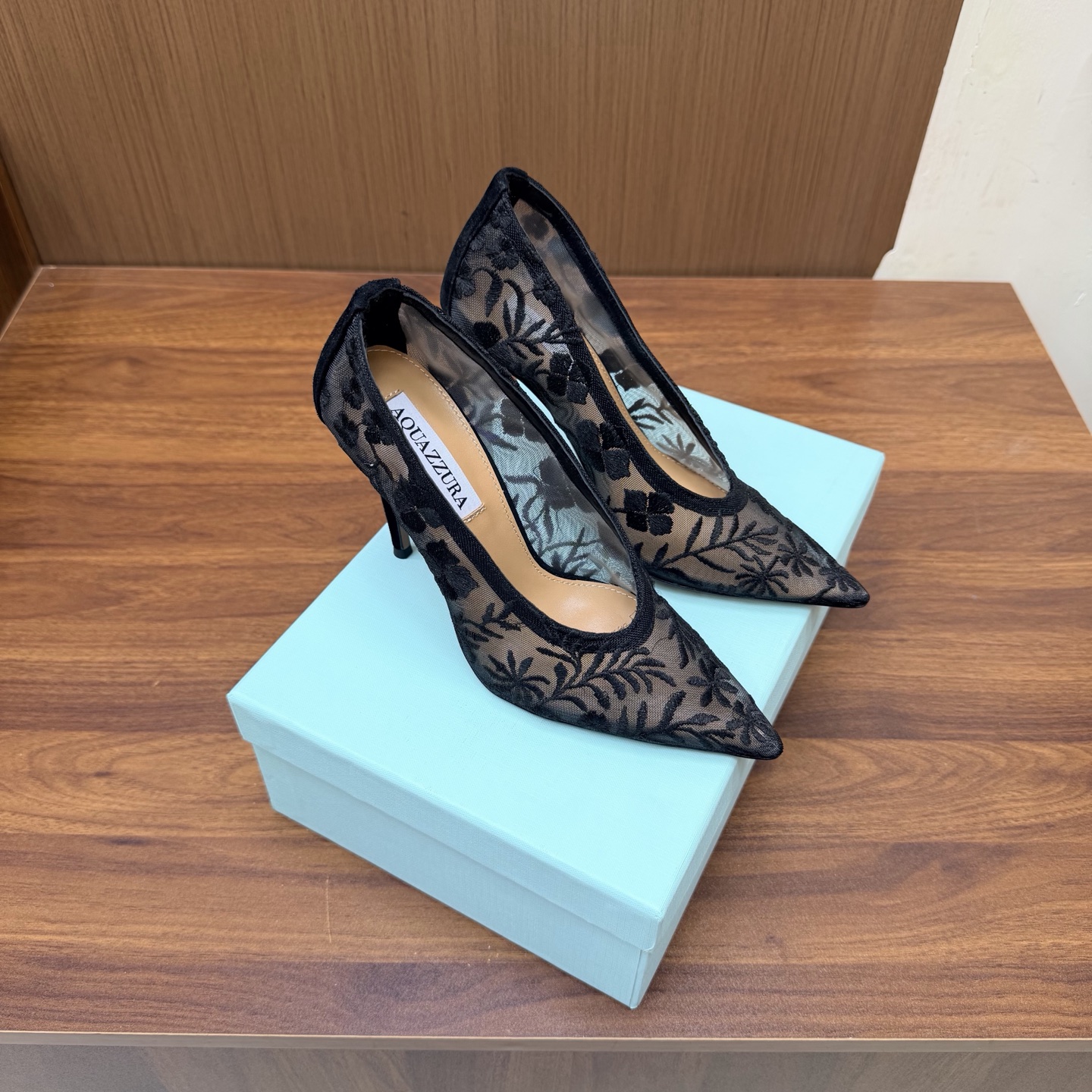 NO:930638,Purchasing agent level Aquazzura embroidered mesh woven high heels and pointed toe shoes. Italian luxury brand Aquazzura's golden woven high heels are made of exquisite woven mesh. The golden pattern is elegant and retro. The pointed toe stiletto design is 10cm. It elongates the leg line and has perfect temperament. It has a soft leather lining and is comfortable to wear and suitable for long walks. It can be easily managed whether it is paired with a dress or an elegant daily outfit. It is a bonus for formal occasions such as weddings and parties. Size  35-39 (customized at 40.41), high-heeled shoes, high heels19860909代购级 Aquazzura 刺绣网纱织花高跟鞋 尖头单鞋 意大利奢侈品牌Aquazzura的金色织花高跟鞋,采用精致织花网纱,金色花纹优雅复古,尖头细高跟设计,10cm,拉长腿部线条,气质满分 内里柔软皮革,穿着舒适,适合长时间行走.无论搭配礼服还是日常优雅穿搭,都能轻松驾驭,婚礼、派对等正式场合超加分 Size 35-39（40.41定做）,高跟鞋单鞋,high heels,Women's Shoes