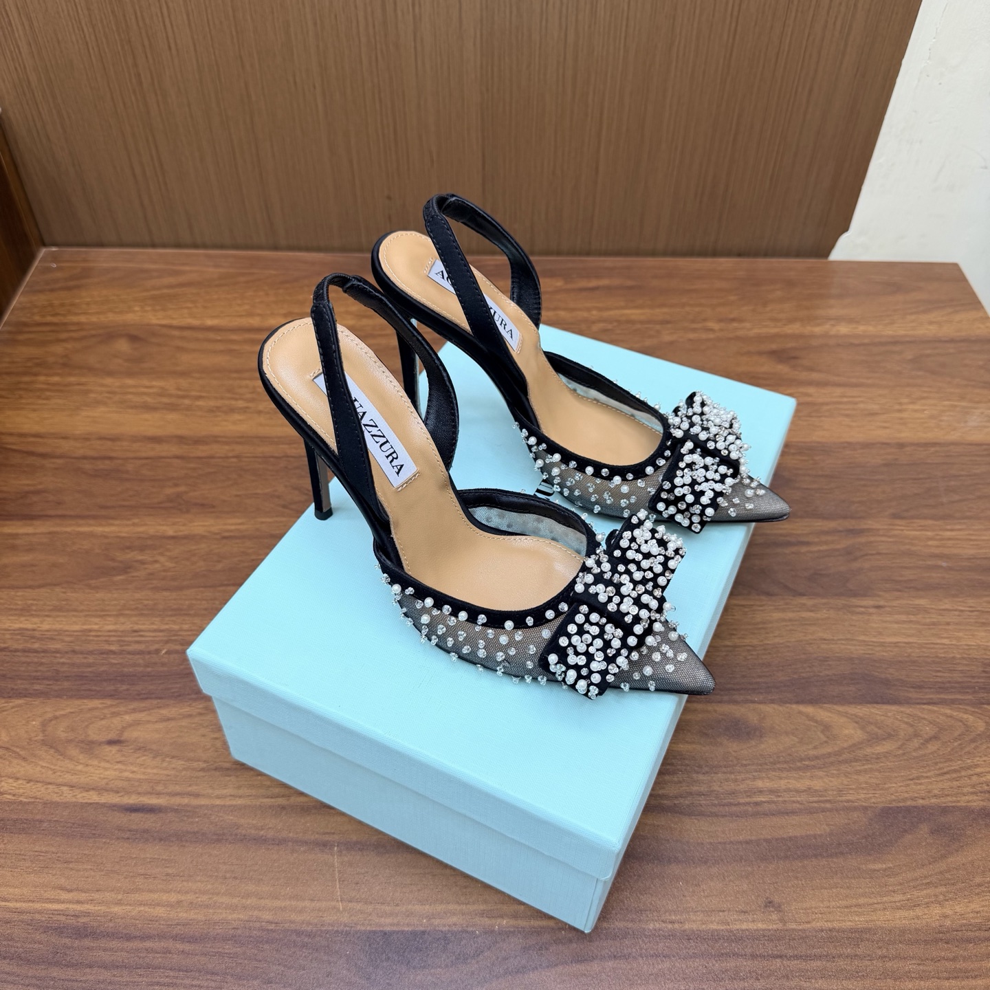 NO:930578,Purchasing agent Aquazzura Pineapple 26s new butterfly high-heeled sandals. Italian luxury brand Aquazzura's golden butterfly high-heeled sandals, retro aged metal + transparent thin straps, elegant and light. The butterfly decoration on the upper is super exquisite, the stiletto heel is about 10cm, elongating the leg line, and the open toe design is breathable, perfect for summer wear!  Whether paired with a dress or daily wear, it can easily enhance the sense of style. It is the perfect combination of fashion and comfort ~ Size 35-39 (customized at 34.40.41.42), high heels, sandals, high heels19860909代购级 Aquazzura 菠萝26s 新款 蝴蝶高跟凉鞋 意大利奢侈品牌Aquazzura的金色蝴蝶高跟凉鞋,复古做旧金属+透明细带,优雅又轻盈.鞋面蝴蝶装饰超精致,细跟约10cm 拉长腿部线条,露趾设计透气,夏天穿超合适！无论搭配礼服还是日常穿搭,都能轻松提升造型感,是时尚与舒适的完美结合～ Size 35-39（34.40.41.42定做）,高跟鞋凉鞋,sandals,high heels,Women's Shoes