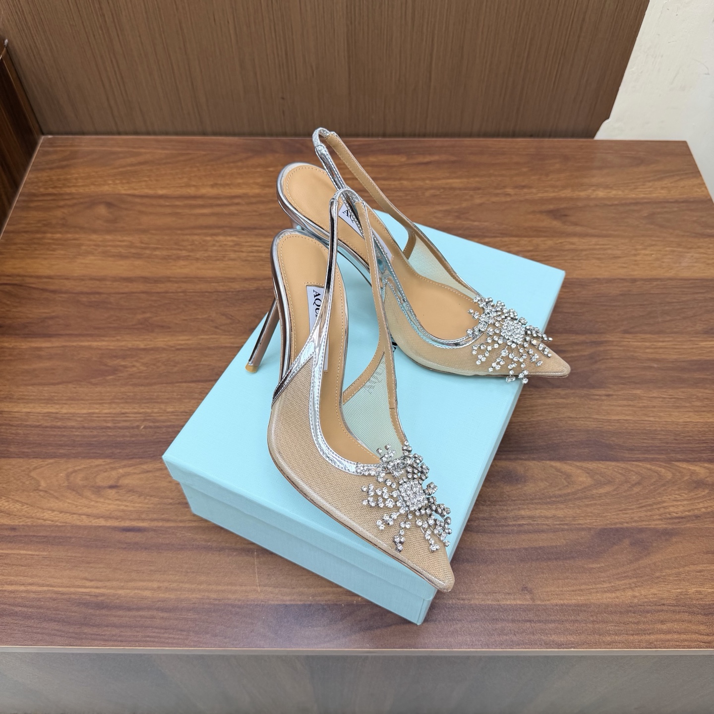 NO:930589,Purchasing agent Aquazzura pineapple mesh spider web diamond buckle beautiful back strap sandals Italian luxury brand Aquazzura's black high-heeled shoes with pointed toe design + hollow details, elegant and refined. The upper is covered with black rhinestones, sparkling and eye-catching, suitable for formal occasions such as dinners and parties. The high heels are 10cm, elongating the leg line, comfortable and elegant. Aquazzura is famous for its handcrafts and luxurious details. This high-heeled shoe is the perfect combination of fashion and quality Size Size 35-39 (40.41.42.43 custom-made, non-refundable), high heels sandals, sandals, high heels19860909代购级 Aquazzura菠萝 网纱蜘蛛网钻扣 绝美 后带凉鞋 意大利奢侈品牌Aquazzura的黑色满钻高跟鞋,尖头设计+镂空细节,优雅又精致.鞋面满铺黑色水钻,闪耀吸睛,适合晚宴、派对等正式场合穿搭 高跟10cm,拉长腿部线条,舒适又显气质.Aquazzura以手工工艺和奢华细节著称,这款高跟鞋是时尚与品质的完美结合 Size 35-39（40.41.42.43定做不退换）,高跟鞋凉鞋,sandals,high heels,Women's Shoes