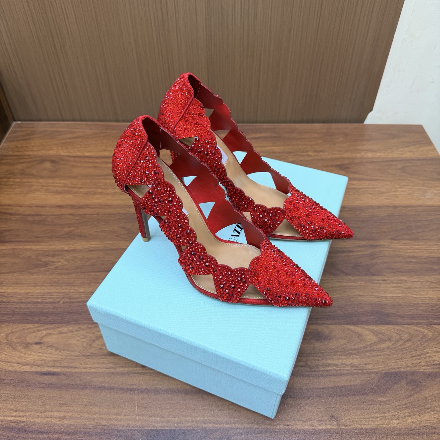 NO:930599,Purchasing-grade Aquazzura pineapple full-diamond high-heeled shoes with pointed toes. Italian luxury brand Aquazzura's black full-diamond high-heeled shoes with pointed toe design and hollow details are elegant and refined. The uppers are covered with black rhinestones, sparkling and eye-catching, suitable for formal occasions such as dinners and parties. The high heels are 10cm, elongating the leg line, comfortable and elegant. Aquazzura is famous for its handcrafts and luxurious details. This high-heeled shoe is the perfect combination of fashion and quality. Size 35-39 (40.41 custom-made, non-refundable), high heels and sandals, sandals, high heels19860909代购级 Aquazzura菠萝满钻高跟鞋尖头单鞋 意大利奢侈品牌Aquazzura的黑色满钻高跟鞋,尖头设计+镂空细节,优雅又精致.鞋面满铺黑色水钻,闪耀吸睛,适合晚宴、派对等正式场合穿搭 高跟10cm,拉长腿部线条,舒适又显气质.Aquazzura以手工工艺和奢华细节著称,这款高跟鞋是时尚与品质的完美结合 Size 35-39（40.41定做不退换）,高跟鞋凉鞋,sandals,high heels,Women's Shoes