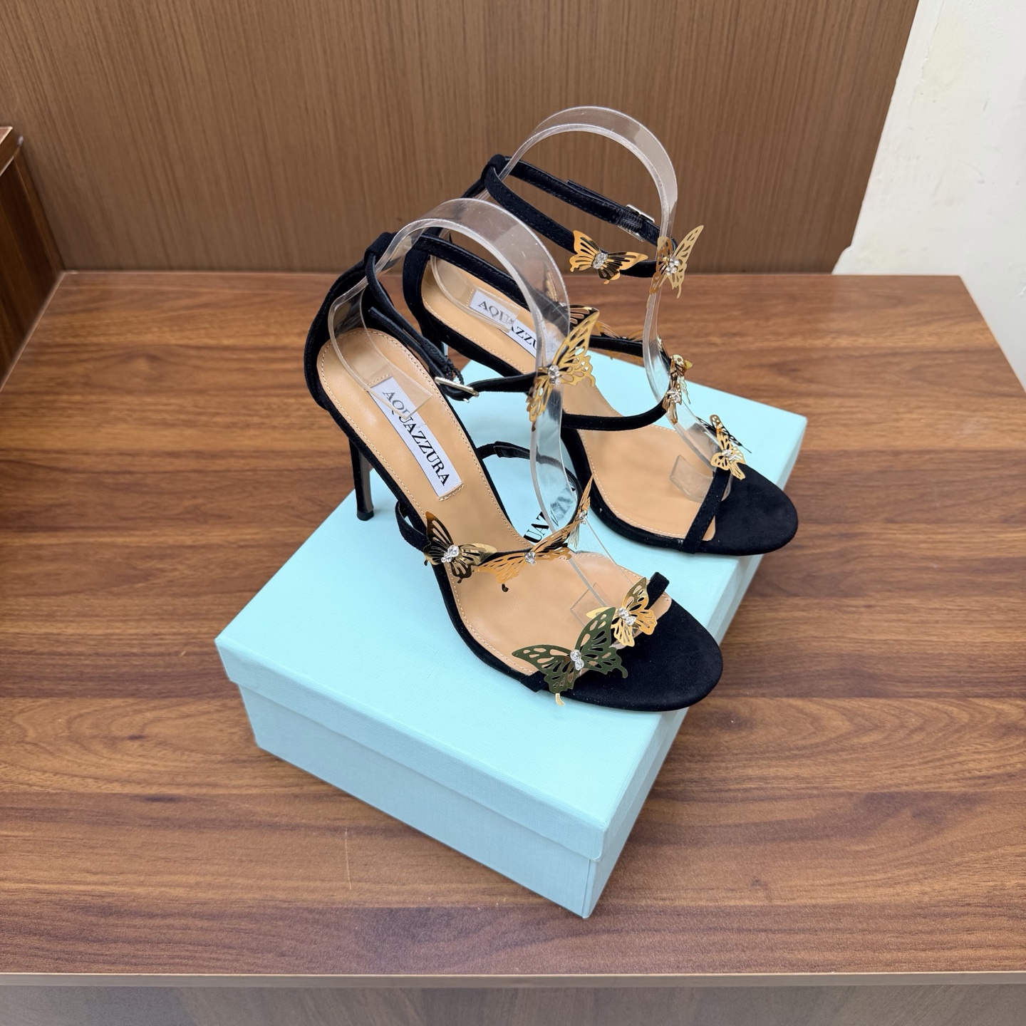NO:930557,Purchasing agent Aquazzura Pineapple 26s new butterfly high-heeled sandals. Italian luxury brand Aquazzura's golden butterfly high-heeled sandals, retro aged metal + transparent thin straps, elegant and light. The butterfly decoration on the upper is super exquisite, the slender heels are about 8-10cm, elongating the leg lines, and the open-toe design is breathable, perfect for summer wear!  Whether paired with a dress or daily wear, it can easily enhance the sense of style. It is the perfect combination of fashion and comfort ~ Size 35-39 (customized at 34.40.41.42), high heels, sandals, high heels19860909代购级 Aquazzura 菠萝26s 新款 蝴蝶高跟凉鞋 意大利奢侈品牌Aquazzura的金色蝴蝶高跟凉鞋,复古做旧金属+透明细带,优雅又轻盈.鞋面蝴蝶装饰超精致,细跟约8-10cm 拉长腿部线条,露趾设计透气,夏天穿超合适！无论搭配礼服还是日常穿搭,都能轻松提升造型感,是时尚与舒适的完美结合～ Size 35-39（34.40.41.42定做）,高跟鞋凉鞋,sandals,high heels,Women's Shoes