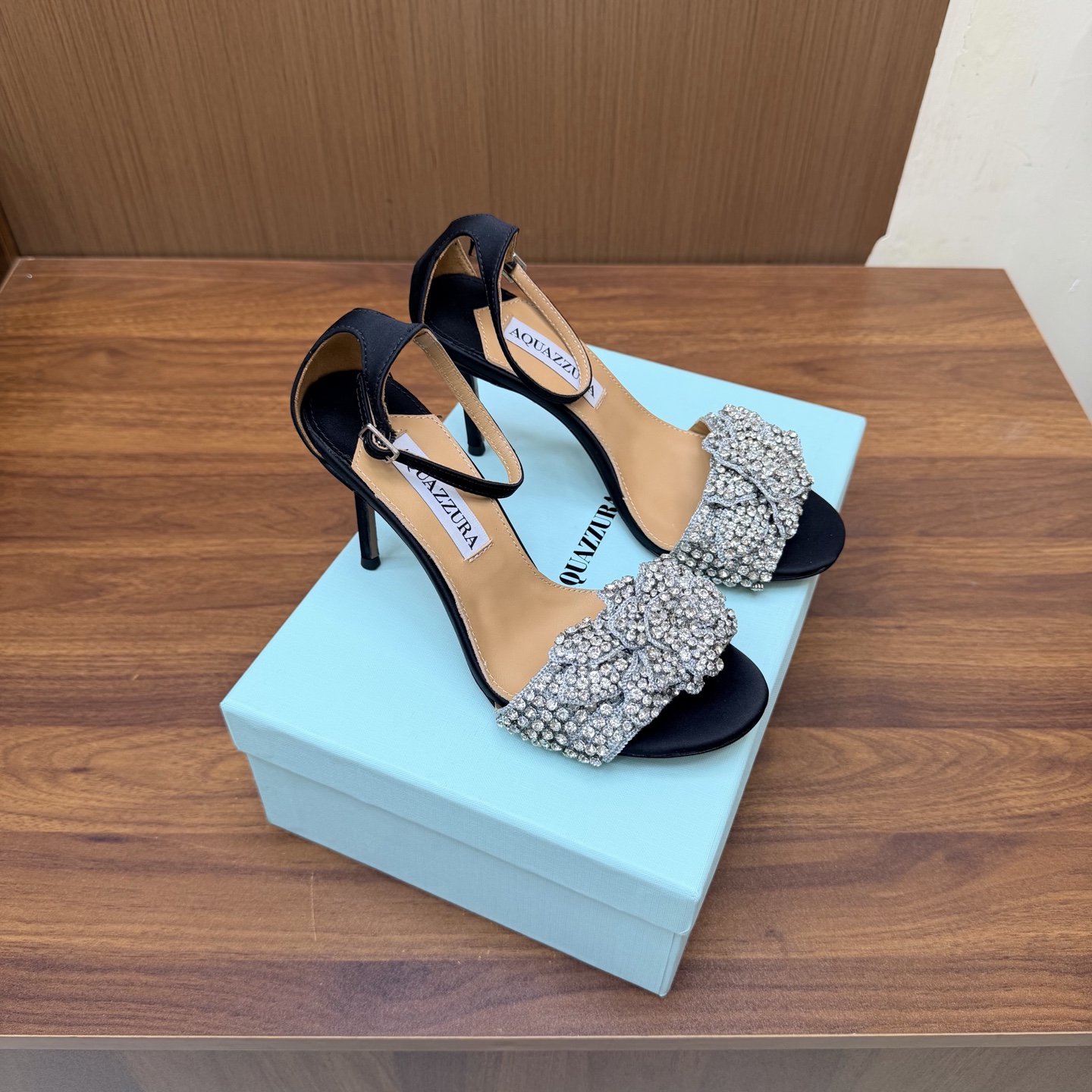NO:930568,Purchasing-grade Aquazzura pineapple full-diamond high-heeled shoes with pointed toes. Italian luxury brand Aquazzura's black full-diamond high-heeled shoes with pointed toe design and hollow details are elegant and refined. The uppers are covered with black rhinestones, sparkling and eye-catching, suitable for formal occasions such as dinners and parties. The high heels are 8.5cm, elongating the leg line, comfortable and elegant. Aquazzura is famous for its handcraftsmanship and luxurious details. This high-heeled shoe is the perfect combination of fashion and quality. Size 35-39 (40.41 custom-made, non-refundable), high heels and sandals, sandals, high heels19860909代购级 Aquazzura菠萝满钻高跟鞋尖头单鞋 意大利奢侈品牌Aquazzura的黑色满钻高跟鞋,尖头设计+镂空细节,优雅又精致.鞋面满铺黑色水钻,闪耀吸睛,适合晚宴、派对等正式场合穿搭 高跟8.5cm,拉长腿部线条,舒适又显气质.Aquazzura以手工工艺和奢华细节著称,这款高跟鞋是时尚与品质的完美结合 Size 35-39（40.41定做不退换）,高跟鞋凉鞋,sandals,high heels,Women's Shoes