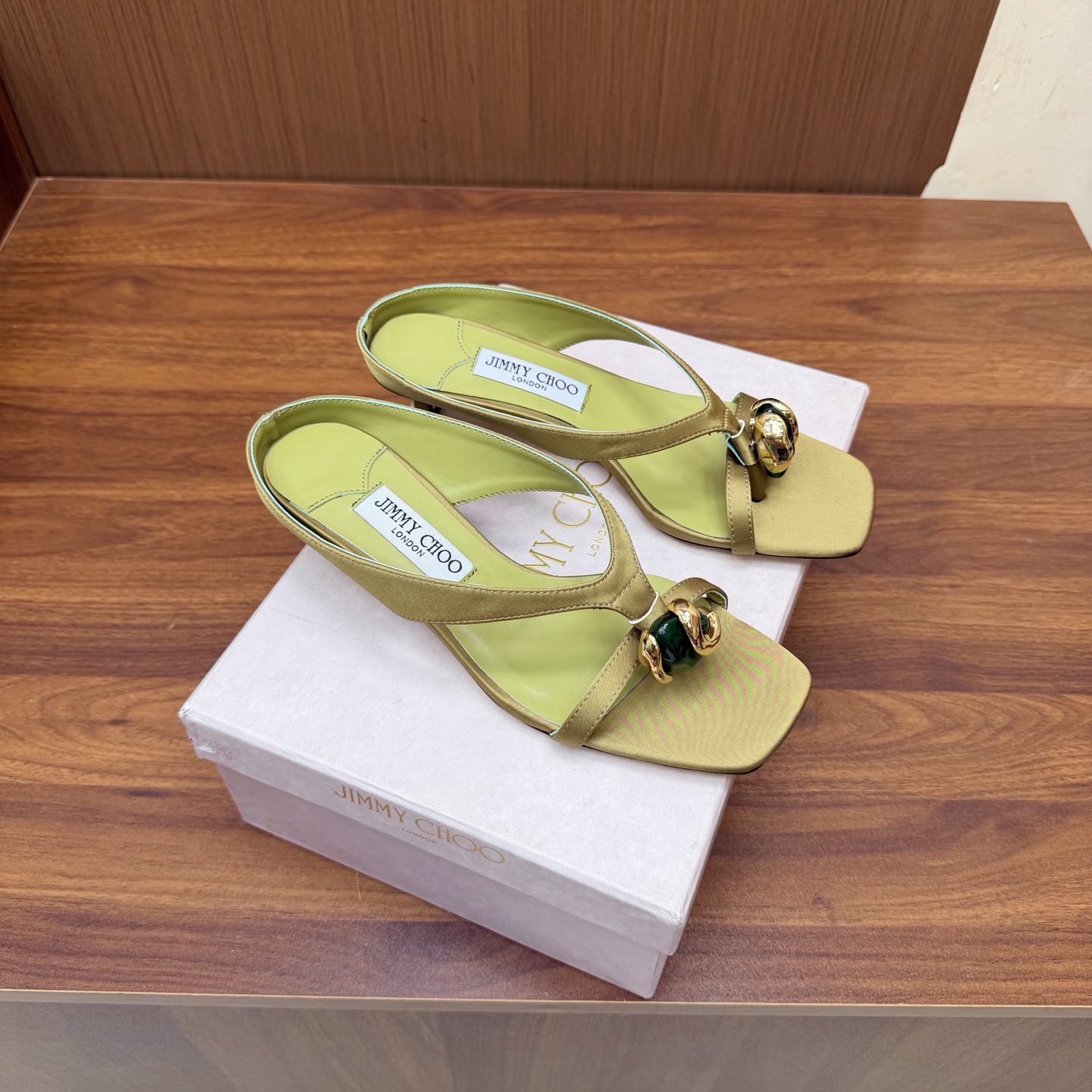 NO:929522,2026 spring and summer new Jimmychoo pointed T-shaped with amber embellishment Muller sandals —————————— The most interesting thing about this series is the contrast and little surprises!  Soft pastel colors can also look bold, and their appearance is very contagious. Sandra Choi moved the oversized paper peonies into Milan, surrounded by greenery and flowers, as if walking into a surreal wonderland. What surprised me most about Jimmy Choo this season was the 'reconstruction of lace'. The metal toe splicing, it is no longer just a symbol of femininity, but has been deconstructed and spliced, turning it into a leader in footwear. Fabric: Yangjing/silk Lining Imported custom-made lambskin outsole  Imported Italian raw color cowhide bottom size 35 to 42 (40 41 42 customized) Heel height: 3.5cm, split-toe shoes, jimmy choo, sandals, cowhide, sheepskin, real silk, sheep198609092026春夏新款Jimmychoo 尖头T字带琥珀色点缀 穆勒 凉鞋 —————————— 这个系列最有意思的就是反差感和小惊喜！ 柔和的粉彩色也能显得很大胆,颜值很有感染力.SandraChoi把超大纸艺牡丹搬进米兰,四周绿意与花卉簇拥,仿佛走进一个超现实的仙境  这一季JimmyChoo最让我惊喜的是“蕾丝的再造”.金属鞋头拼接,它不再只是柔美的象征,而是被解构、拼接,化作鞋履上的佼佼者 面料:羊京/真丝 内里 进口意制小羊皮  大底 进口意大利原色牛皮底码数 35一42（40 41 42定制) 跟高:3.5cm,分趾鞋,jimmy choo,sandals,cowhide,sheepskin,real silk,sheep,Women's Shoes