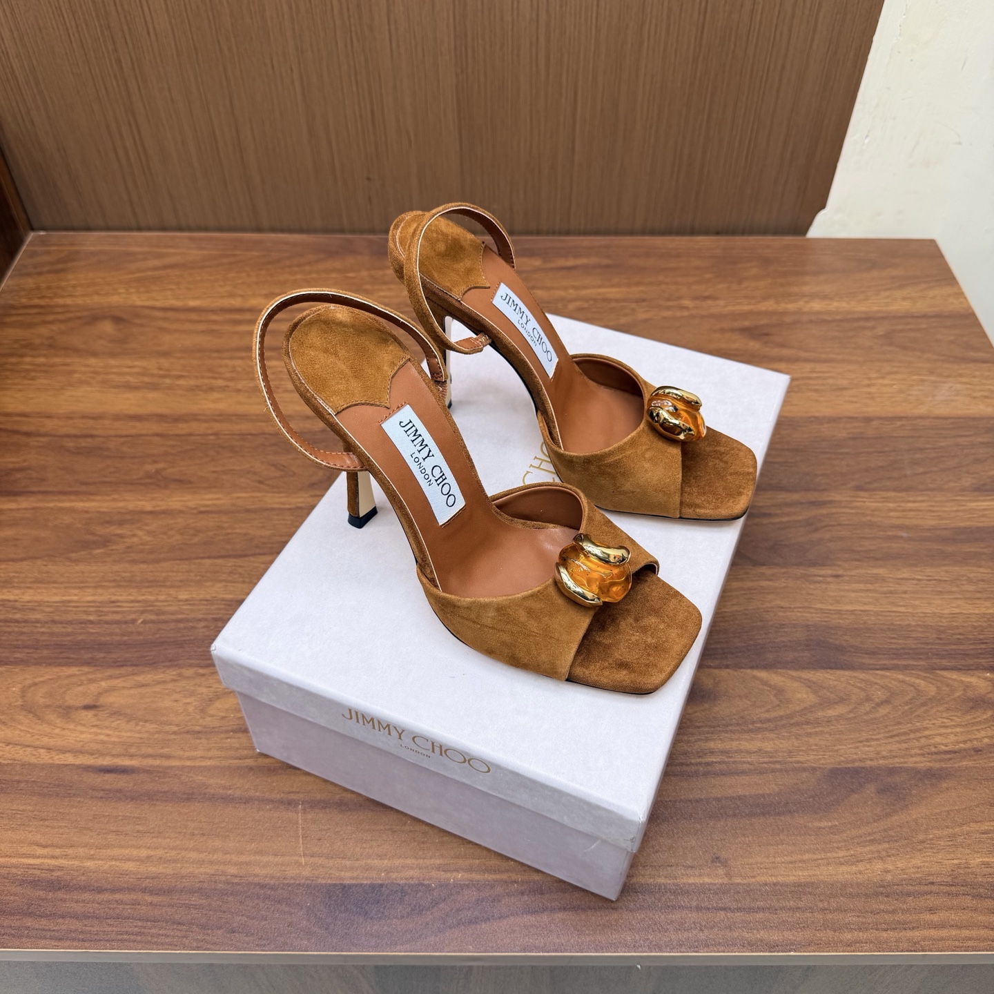 NO:929530,2026 spring and summer new Jimmychoo pointed T-shaped with amber embellishment Muller sandals —————————— The most interesting thing about this series is the contrast and little surprises!  Soft pastel colors can also look bold, and their appearance is very contagious. Sandra Choi moved the oversized paper peonies into Milan, surrounded by greenery and flowers, as if walking into a surreal wonderland. What surprised me most about Jimmy Choo this season was the 'reconstruction of lace'. The metal toe splicing, it is no longer just a symbol of femininity, but has been deconstructed and spliced, turning it into a leader in footwear. Fabric: Yangjing/silk Lining Imported custom-made lambskin outsole  Imported Italian raw color cowhide base size 35 to 42 (40 41 42 customized) Heel height: 10cm, high heels sandals, jimmy choo, sandals, high heels, cowhide, sheepskin, real silk, sheep198609092026春夏新款Jimmychoo 尖头T字带琥珀色点缀 穆勒 凉鞋 —————————— 这个系列最有意思的就是反差感和小惊喜！ 柔和的粉彩色也能显得很大胆,颜值很有感染力.SandraChoi把超大纸艺牡丹搬进米兰,四周绿意与花卉簇拥,仿佛走进一个超现实的仙境  这一季JimmyChoo最让我惊喜的是“蕾丝的再造”.金属鞋头拼接,它不再只是柔美的象征,而是被解构、拼接,化作鞋履上的佼佼者 面料:羊京/真丝 内里 进口意制小羊皮  大底 进口意大利原色牛皮底码数 35一42（40 41 42定制) 跟高:10cm,高跟鞋凉鞋,jimmy choo,sandals,high heels,cowhide,sheepskin,real silk,sheep,Women's Shoes