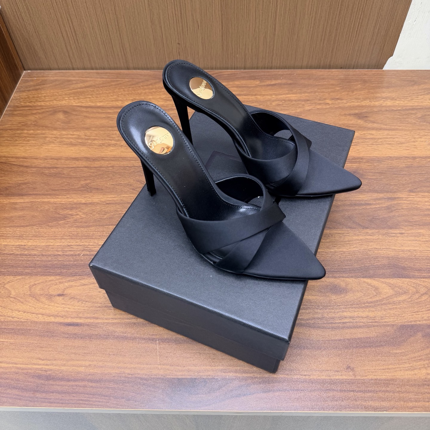 NO:930648,YSL Saint Laurent fw26 new arrival～ YSL 26s spring and summer new pointed-toe chain hardware buckle mules, minimalist style stiletto high-heeled sandals. Ysl pointed-toe stilettos are elegance engraved in DNA. The golden chain flows on the upper, like the delicacy in a retro picture, on the feet. Every step is effortless nobility and style. Who can resist a pair of chain mules with their own aura?  The pointed toe lengthens the leg line, and the metal chain lights up the whole body. From commuting suits to date skirts, you can switch to the 'heroine' mode with one click. The complexity is eliminated, leaving only clean lines and metallic luster. The pointed toe outlines the edge, and the chain embellishes your attitude. This pair of shoes is your style statement that needs no words. The shiny patent leather + gold chain are retro and sexy, and the upper feet directly transform into 'the flower of wealth in the world', and you walk with wind!  Silk upper, sheepskin lining, Italian genuine leather outsole, heel height 10.5cm, size 35-39 (40.41.42, custom made, non-returnable), high heels and slippers, saint laurent, saint laurent, saint laurent, high heels, slippers, skirts, business suit, sheepskin, real silk, Leather soles19860909YSL Saint Laurent 圣罗兰fw26 new arrival～ YSL 26s 春夏新款尖头链条五金扣穆勒鞋极简风细跟高跟凉拖鞋 Ysl 尖头细高跟,是刻在DNA里的优雅.金色链条在鞋面流转,像把复古画报里的精致,在了脚上.每一步,都是不费力的贵气与风情.谁能拒绝一双自带气场的链条穆勒鞋？尖头拉长腿线,金属链点亮全身,从通勤西装到约会小裙,都能一键切换成“女主角”模式. 褪去繁杂,只留利落线条与金属光泽.尖头勾勒锋芒,链条点缀态度,这双鞋,是你无需多言的风格宣言.漆皮亮面+金色链条,复古又性感,上脚直接变身“人间富贵花”,走路都带风！ 鞋面真丝 内里垫脚羊皮 鞋底意大利真皮大底 跟高10.5cm 码数35-39（40.41.42 定做不退换）,高跟鞋拖鞋,saint laurent,saint laurent,saint laurent,high heels,slippers,skirts,business suit,sheepskin,real silk,Leather soles,Women's Shoes