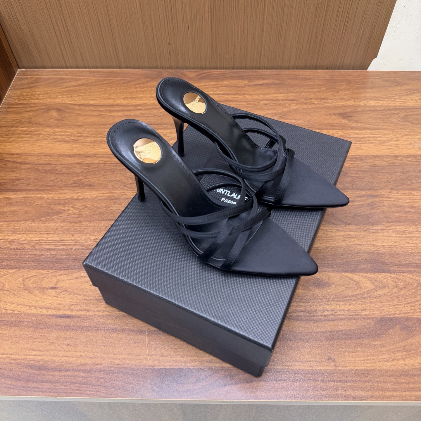 NO:930556,YSL Saint Laurent fw26 new arrival～ YSL 26s spring and summer new pointed-toe chain hardware buckle mules, minimalist style stiletto high-heeled sandals. Ysl pointed-toe stilettos are elegance engraved in DNA. The golden chain flows on the upper, like the delicacy in a retro picture, on the feet. Every step is effortless nobility and style. Who can resist a pair of chain mules with their own aura?  The pointed toe lengthens the leg line, and the metal chain lights up the whole body. From commuting suits to date skirts, you can switch to the 'heroine' mode with one click. The complexity is eliminated, leaving only clean lines and metallic luster. The pointed toe outlines the edge, and the chain embellishes your attitude. This pair of shoes is your style statement that needs no words. The shiny patent leather + gold chain are retro and sexy, and the upper feet directly transform into 'the flower of wealth in the world', and you walk with wind!  Silk upper, sheepskin lining, Italian genuine leather outsole, heel height 9cm, size 35-39 (40.41.42, custom made, non-returnable), high heels and slippers, saint laurent, saint laurent, saint laurent, high heels, slippers, skirts, business suit, sheepskin, real silk, Leather soles19860909YSL Saint Laurent 圣罗兰fw26 new arrival～ YSL 26s 春夏新款尖头链条五金扣穆勒鞋极简风细跟高跟凉拖鞋 Ysl 尖头细高跟,是刻在DNA里的优雅.金色链条在鞋面流转,像把复古画报里的精致,在了脚上.每一步,都是不费力的贵气与风情.谁能拒绝一双自带气场的链条穆勒鞋？尖头拉长腿线,金属链点亮全身,从通勤西装到约会小裙,都能一键切换成“女主角”模式. 褪去繁杂,只留利落线条与金属光泽.尖头勾勒锋芒,链条点缀态度,这双鞋,是你无需多言的风格宣言.漆皮亮面+金色链条,复古又性感,上脚直接变身“人间富贵花”,走路都带风！ 鞋面真丝 内里垫脚羊皮 鞋底意大利真皮大底 跟高9cm 码数35-39（40.41.42 定做不退换）,高跟鞋拖鞋,saint laurent,saint laurent,saint laurent,high heels,slippers,skirts,business suit,sheepskin,real silk,Leather soles,Women's Shoes
