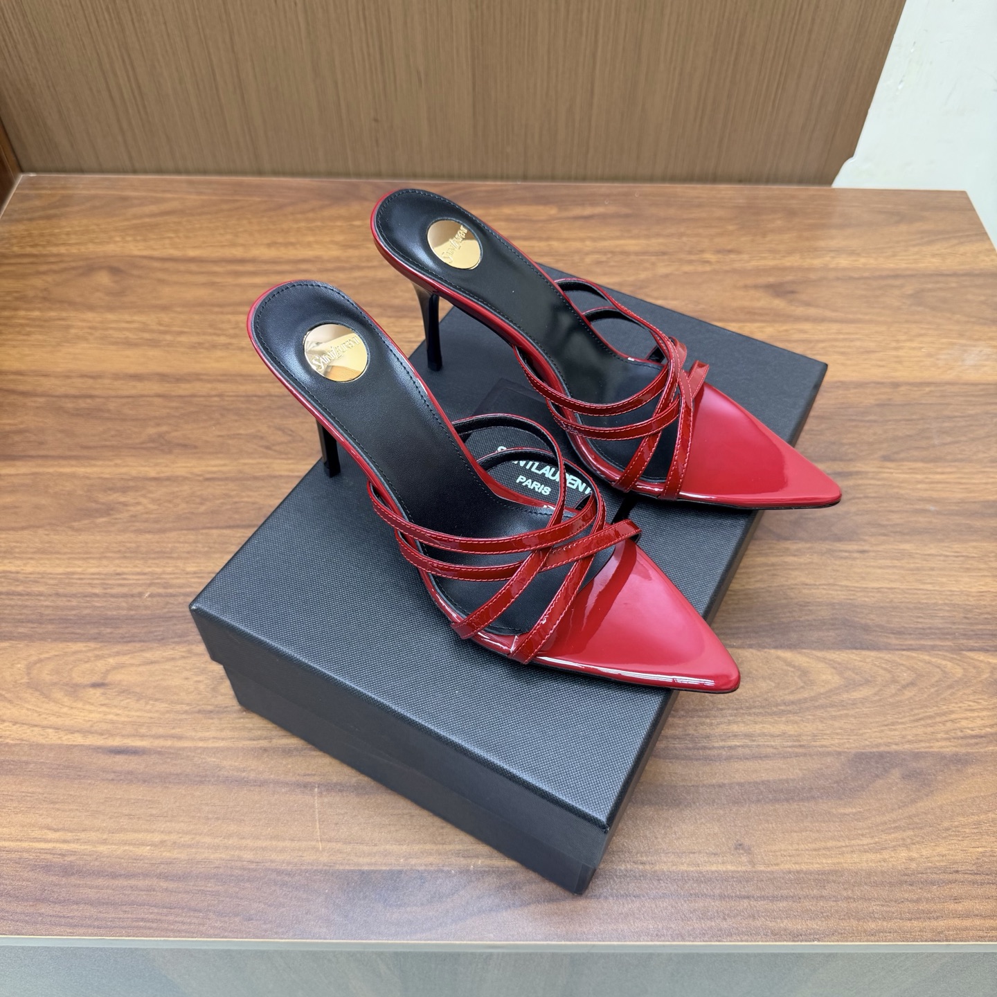 NO:930567,YSL Saint Laurent fw26 new arrival～ YSL 26s spring and summer new pointed-toe chain hardware buckle mules, minimalist style stiletto high-heeled sandals. Ysl pointed-toe stilettos are elegance engraved in DNA. The golden chain flows on the upper, like the delicacy in a retro picture, on the feet. Every step is effortless nobility and style. Who can resist a pair of chain mules with their own aura?  The pointed toe lengthens the leg line, and the metal chain lights up the whole body. From commuting suits to date skirts, you can switch to the 'heroine' mode with one click. The complexity is eliminated, leaving only clean lines and metallic luster. The pointed toe outlines the edge, and the chain embellishes your attitude. This pair of shoes is your style statement that needs no words. The shiny patent leather + gold chain are retro and sexy, and the upper feet directly transform into 'the flower of wealth in the world', and you walk with wind!  Patent leather upper, sheepskin lining, Italian genuine leather outsole, heel height 9cm, size 35-39 (40.41.42, custom made, non-refundable), high heels and slippers, saint laurent, saint laurent, saint laurent, high heels, slippers, skirts, business suit, sheepskin, Leather soles19860909YSL Saint Laurent 圣罗兰fw26 new arrival～ YSL 26s 春夏新款尖头链条五金扣穆勒鞋极简风细跟高跟凉拖鞋 Ysl 尖头细高跟,是刻在DNA里的优雅.金色链条在鞋面流转,像把复古画报里的精致,在了脚上.每一步,都是不费力的贵气与风情.谁能拒绝一双自带气场的链条穆勒鞋？尖头拉长腿线,金属链点亮全身,从通勤西装到约会小裙,都能一键切换成“女主角”模式. 褪去繁杂,只留利落线条与金属光泽.尖头勾勒锋芒,链条点缀态度,这双鞋,是你无需多言的风格宣言.漆皮亮面+金色链条,复古又性感,上脚直接变身“人间富贵花”,走路都带风！ 鞋面漆皮 内里垫脚羊皮 鞋底意大利真皮大底 跟高9cm 码数35-39（40.41.42 定做不退换）,高跟鞋拖鞋,saint laurent,saint laurent,saint laurent,high heels,slippers,skirts,business suit,sheepskin,Leather soles,Women's Shoes