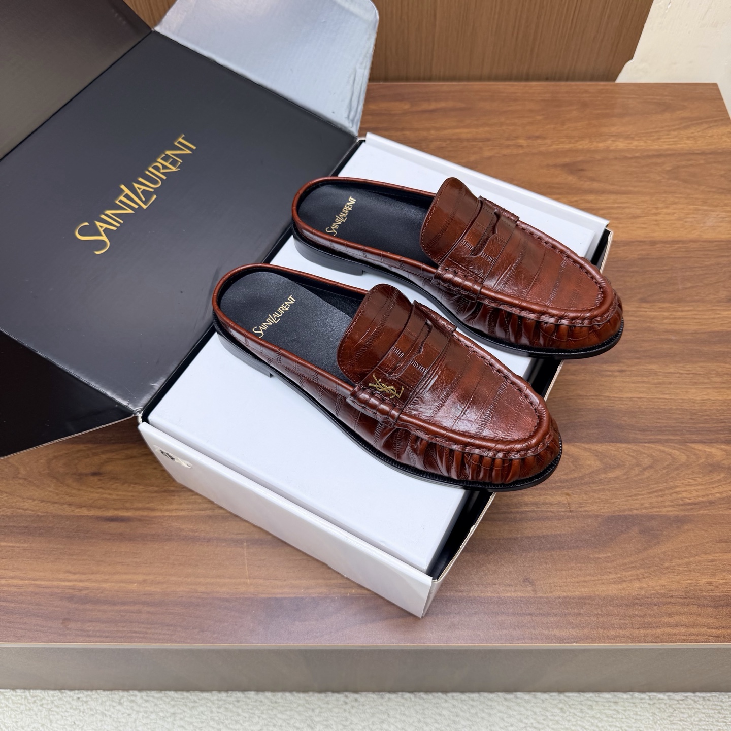 NO:930588,Half-flop for couples. Top version Saint Lauren* 2026 YSL small logo pleated couple-style loafers (half-flop) ———————————Female Male The iconic small logo is the soul of this pair of shoes. It is presented on the shoe body in a low-key and delicate manner. Different from the big and flamboyant logo, it is quiet but eye-catching. It outlines YSL’s unique fashion DNA with simple lines and inadvertently reveals the profound heritage of the brand.  The classic almond-shaped design of the toe cleverly modifies the foot shape and visually lengthens the foot line, highlighting elegance and delicacy. Every date and every trip the couple goes on together becomes a low-key and profound style souvenir due to the tacit blessing of this pair of shoes. The fabric is made of Yang Jing, the inner foot pads are all sheepskin, and the Italian imported leather outsole size 35–42 (34 40, 41, 42 43 customized)  Men's size 38-47 (47 customized, non-refundable), half drag, saint laurent, saint laurent, saint laurent, loafers, sheepskin, sheep, Leather soles19860909情侣款半拖 顶级版本Saint Lauren*圣罗兰2026 YSL小logo 褶皱情侣款乐福鞋（半拖） ———————————女 男 标志性的小logo是这双鞋的灵魂所在 以低调而精致的姿态呈现于鞋身之上. 不同于张扬的大标识 它安静却醒目 用简洁线条勾勒出YSL独有的时尚DNA 在不经意间透露出品牌的深厚底蕴 鞋头的经典杏仁形设计 巧妙修饰脚型 在视觉上拉长足部线条 彰显优雅与秀气 . 情侣共赴的每一场约会 每一次出行 都因这双鞋的默契加持 成为低调又深刻的风格纪念. 面料采用羊京 内里垫脚均为羊皮 意大利进口真皮大底 size35–42（34 40、41、42 43定制） 男码38–47（47定制不退换）,半拖,saint laurent,saint laurent,saint laurent,loafers,sheepskin,sheep,Leather soles,Women's Shoes