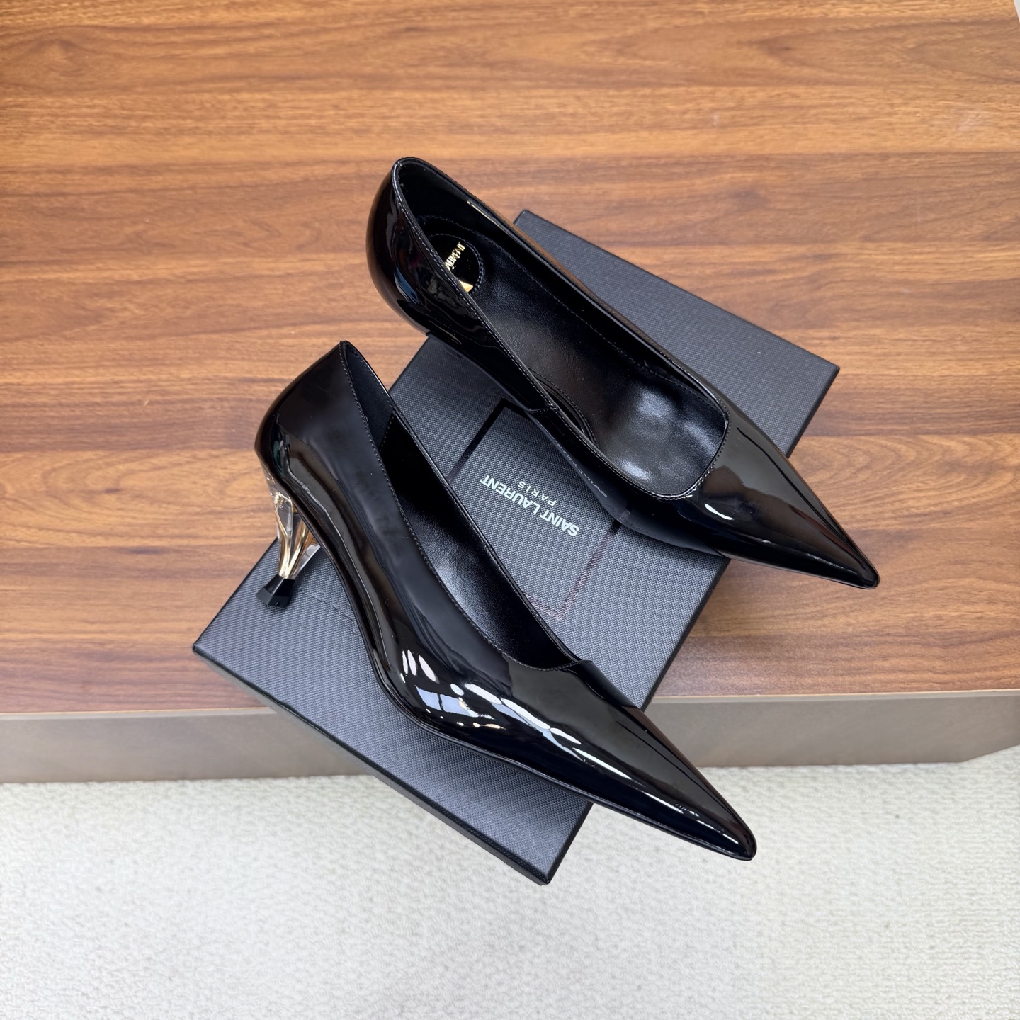 NO:930528,YSL Saint Laurent fw26 new arrival～ YSL 26s spring and summer new pointed-toe chain hardware buckle mules, minimalist style stiletto high-heeled sandals. Ysl pointed-toe stilettos are elegance engraved in DNA. The golden chain flows on the upper, like the delicacy in a retro picture, on the feet. Every step is effortless nobility and style. Who can resist a pair of chain mules with their own aura?  The pointed toe lengthens the leg line, and the metal chain lights up the whole body. From commuting suits to date skirts, you can switch to the 'heroine' mode with one click. The complexity is eliminated, leaving only clean lines and metallic luster. The pointed toe outlines the edge, and the chain embellishes your attitude. This pair of shoes is your style statement that needs no words. The shiny patent leather + gold chain are retro and sexy, and the upper feet directly transform into 'the flower of wealth in the world', and you walk with wind!  Silk/patent leather upper, sheepskin lining, Italian genuine leather outsole, heel height 6.5cm, size 35-39 (40.41. Customized, non-refundable), high heels sandals, saint laurent, saint laurent, saint laurent, sandals, high heels, slippers, skirts, business suit, sheepskin, real silk, Leather soles19860909YSL Saint Laurent 圣罗兰fw26 new arrival～ YSL 26s 春夏新款尖头链条五金扣穆勒鞋极简风细跟高跟凉拖鞋 Ysl 尖头细高跟,是刻在DNA里的优雅.金色链条在鞋面流转,像把复古画报里的精致,在了脚上.每一步,都是不费力的贵气与风情.谁能拒绝一双自带气场的链条穆勒鞋？尖头拉长腿线,金属链点亮全身,从通勤西装到约会小裙,都能一键切换成“女主角”模式. 褪去繁杂,只留利落线条与金属光泽.尖头勾勒锋芒,链条点缀态度,这双鞋,是你无需多言的风格宣言.漆皮亮面+金色链条,复古又性感,上脚直接变身“人间富贵花”,走路都带风！ 鞋面真丝/漆皮 内里垫脚羊皮 鞋底意大利真皮大底 跟高6.5cm 码数35-39（40.41.定做不退换）,高跟鞋凉鞋,saint laurent,saint laurent,saint laurent,sandals,high heels,slippers,skirts,business suit,sheepskin,real silk,Leather soles,Women's Shoes
