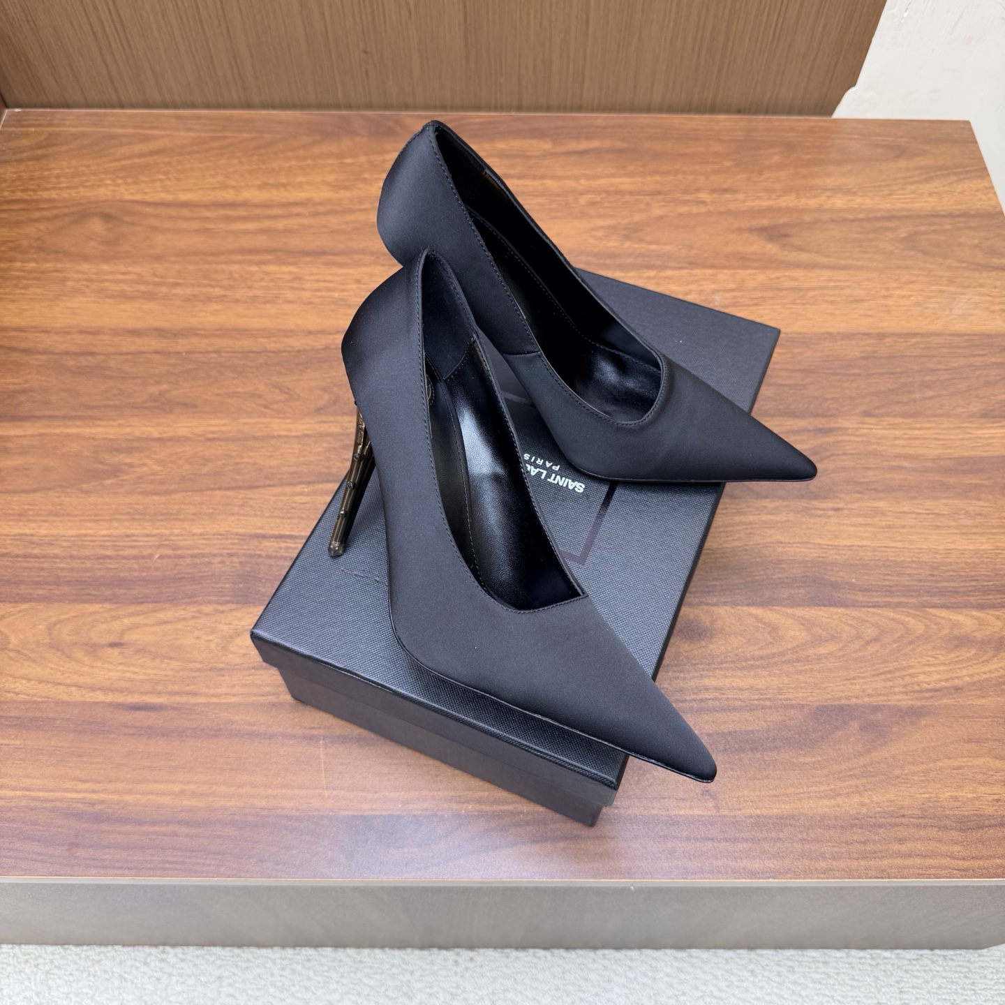 NO:929952,YSL Saint Laurent fw26 new arrival～ YSL 26s spring and summer new pointed-toe chain hardware buckle mules, minimalist style stiletto high-heeled sandals. Ysl pointed-toe stilettos are elegance engraved in DNA. The golden chain flows on the upper, like the delicacy in a retro picture, on the feet. Every step is effortless nobility and style. Who can resist a pair of chain mules with their own aura?  The pointed toe lengthens the leg line, and the metal chain lights up the whole body. From commuting suits to date skirts, you can switch to the 'heroine' mode with one click. The complexity is eliminated, leaving only clean lines and metallic luster. The pointed toe outlines the edge, and the chain embellishes your attitude. This pair of shoes is your style statement that needs no words. The shiny patent leather + gold chain are retro and sexy, and the upper feet directly transform into 'the flower of wealth in the world', and you walk with wind!  Silk/patent leather upper, sheepskin lining, Italian genuine leather outsole, heel height 10.5cm, size 35-39 (40.41. Customized, non-refundable), high heels, saint laurent, saint laurent, saint laurent, high heels, slippers, skirts, business suit, sheepskin, real silk, Leather soles19860909YSL Saint Laurent 圣罗兰fw26 new arrival～ YSL 26s 春夏新款尖头链条五金扣穆勒鞋极简风细跟高跟凉拖鞋 Ysl 尖头细高跟,是刻在DNA里的优雅.金色链条在鞋面流转,像把复古画报里的精致,在了脚上.每一步,都是不费力的贵气与风情.谁能拒绝一双自带气场的链条穆勒鞋？尖头拉长腿线,金属链点亮全身,从通勤西装到约会小裙,都能一键切换成“女主角”模式. 褪去繁杂,只留利落线条与金属光泽.尖头勾勒锋芒,链条点缀态度,这双鞋,是你无需多言的风格宣言.漆皮亮面+金色链条,复古又性感,上脚直接变身“人间富贵花”,走路都带风！ 鞋面真丝/漆皮 内里垫脚羊皮 鞋底意大利真皮大底 跟高10.5cm 码数35-39（40.41.定做不退换）,高跟鞋单鞋,saint laurent,saint laurent,saint laurent,high heels,slippers,skirts,business suit,sheepskin,real silk,Leather soles,Women's Shoes