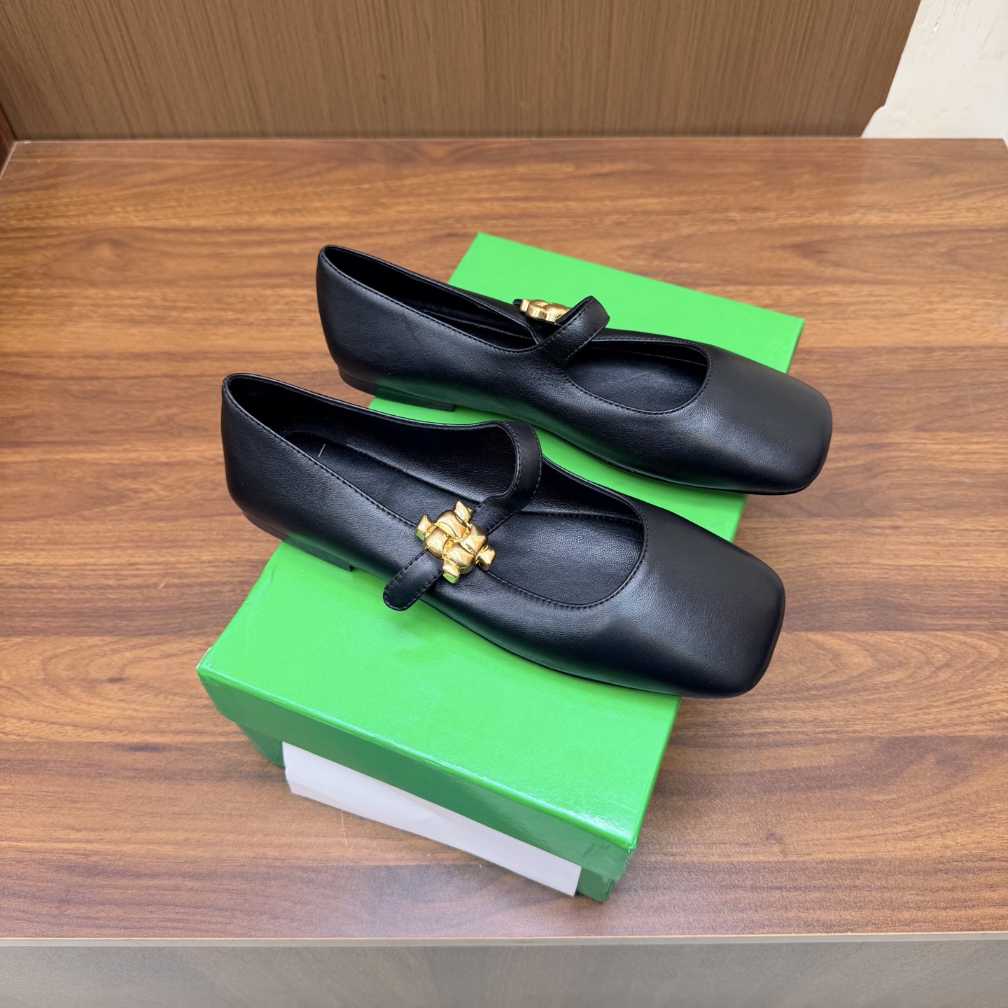 NO:929936,Purchasing-grade BV new Charlotte Mary Jane flat ballet shoes, flat style, super comfortable and easy to wear, built-in feet, cloud-like comfort, all-sheepskin material, super soft and comfortable, fabric, sheepskin, sheepskin lining inside the feet, Italian genuine leather outsole & injection molded rubber process, light dyeing process, built-in sponge, easy to rebound and not deformed. Size: 35-40 (40 41 42 customized),Mary Jane,bottega veneta,mary  jane,sheepskin,leather soles19860909代购级 BV 新款 Charlotte 玛丽珍平底芭蕾舞鞋 平底款 超级好舒适好穿 内置垫脚 云朵般舒适 全羊皮材质超级柔软舒适 面料 羊皮 垫脚内里羊皮 大底意大利真皮大底&注塑橡胶工艺 运用轻染工艺 内置海绵 易回弹不变形 Size: 35-40（40 41 42 定制）,玛丽珍,bottega veneta,mary jane,sheepskin,Leather soles,Women's Shoes
