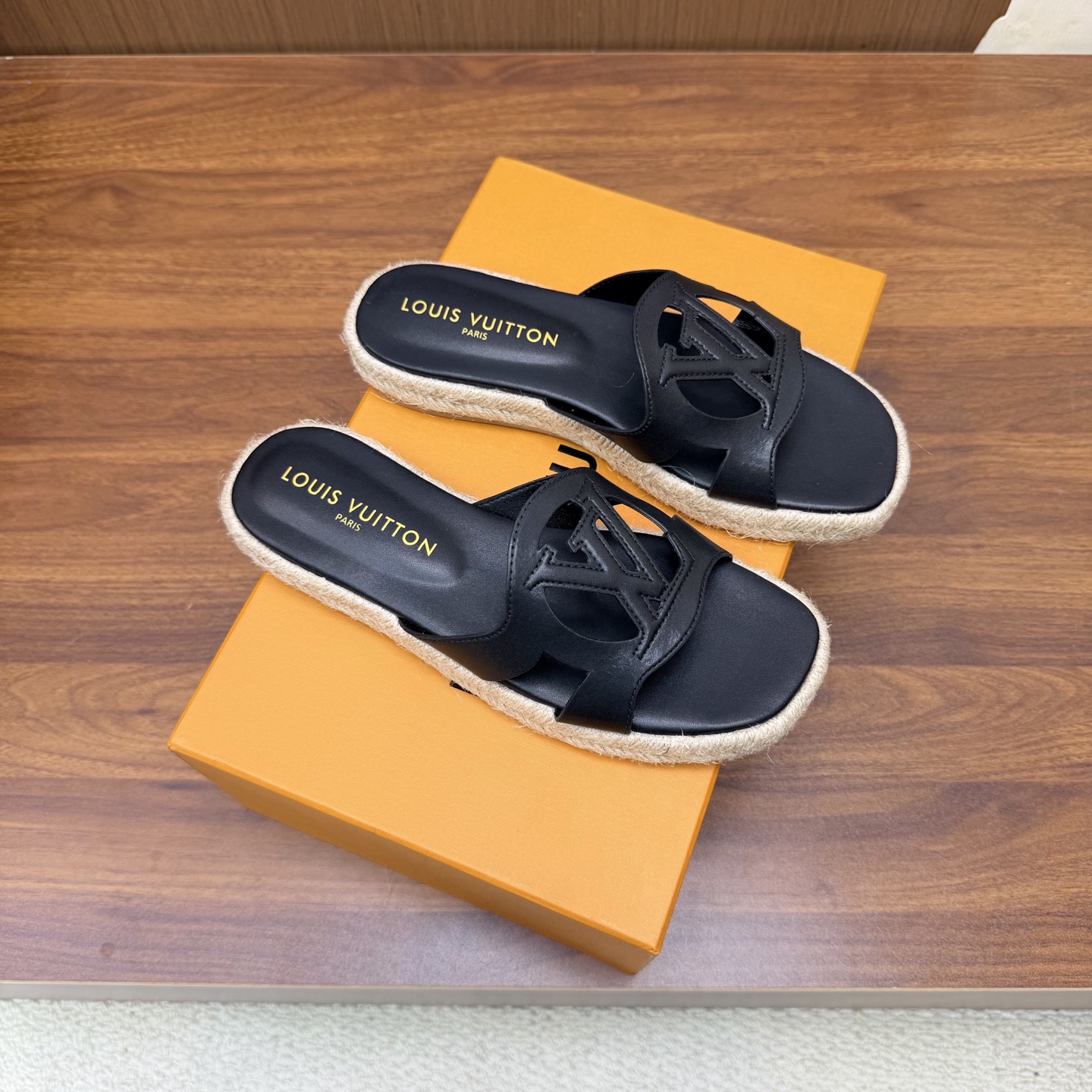 NO:929900,LV | Louis Vuitton 26 2026 early spring new products. The top version counter features the latest slippers/cat-heeled slippers. Hard goods are new. —————————— Original cowhide upper. Imported goatskin lining. Outsole. Original rubber sole. High flat heel. Shoe size: 35-42 (40, 41, 42 customized are not returnable), slippers, louis vuitton, louis  vuitton,slippers,cowhide,sheepskin19860909LV | 路易威登 26 2026早春新品 顶级版本专柜主打最新款 拖鞋/猫跟拖鞋 硬货上新 ———————————— 鞋面原版牛皮 内里进口山羊皮里 大底原版橡胶底 跟高平底 鞋码: 35-42（40、41、42定制不退换）,拖鞋,louis vuitton,louis vuitton,slippers,cowhide,sheepskin,Women's Shoes
