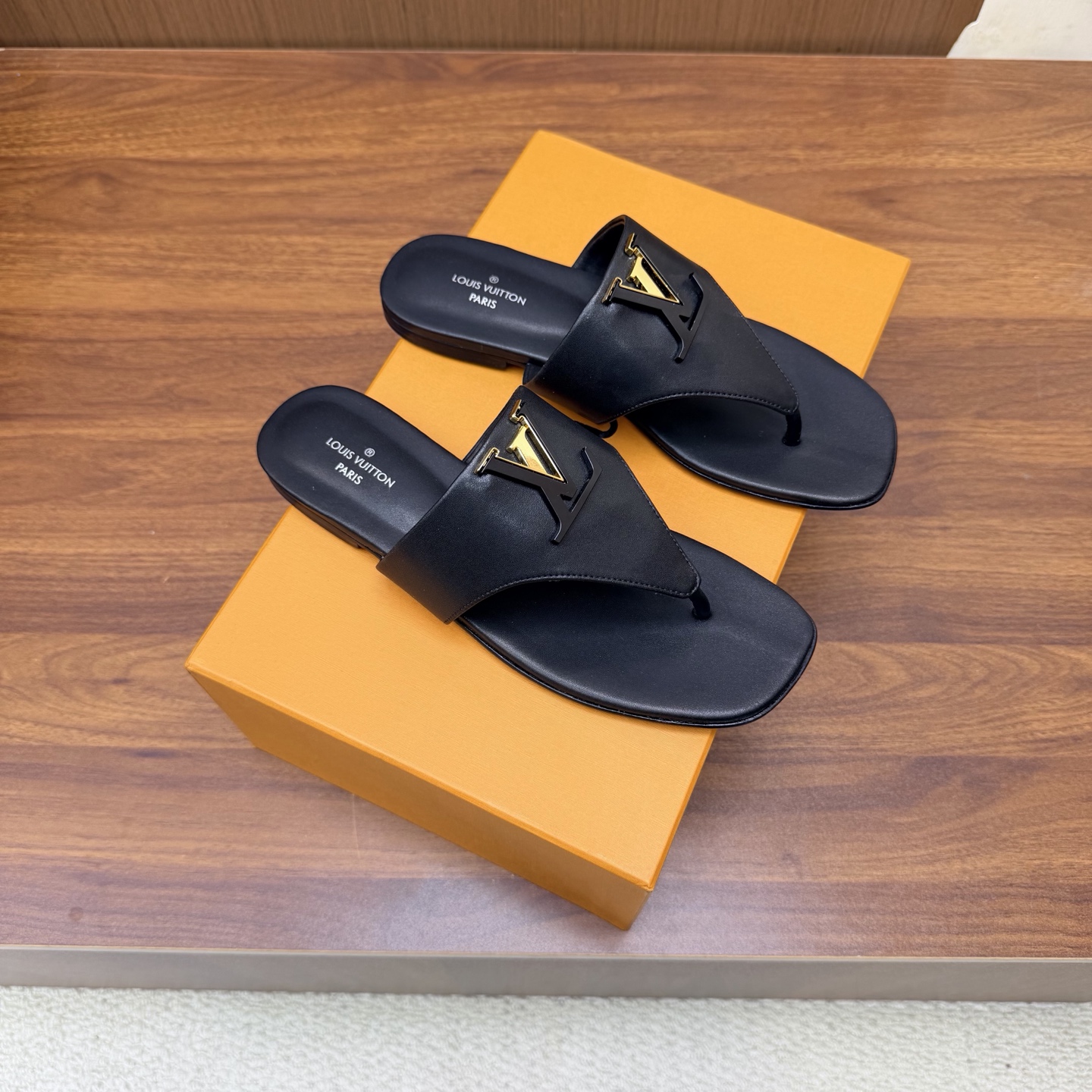 NO:929877,LV | Louis Vuitton 26 2026 early spring new products. The top version counter features the latest slippers/cat-heeled slippers. Hard goods are new. —————————— Original custom-made old flower leather upper. Imported goat leather lining. Outsole. Original Italian genuine leather outsole. High flat sole. Shoe size: 35-42 (customized 40, 41, 42 are not returnable), split-toe shoes, louis vuitton, louis  vuitton,slippers,sheepskin,leather soles19860909LV | 路易威登 26 2026早春新品 顶级版本专柜主打最新款 拖鞋/猫跟拖鞋 硬货上新 ———————————— 鞋面原版定制老花皮 内里进口山羊皮里 大底原版意大利真皮大底 跟高平底 鞋码: 35-42（40、41、42定制不退换）,分趾鞋,louis vuitton,louis vuitton,slippers,sheepskin,Leather soles,Women's Shoes