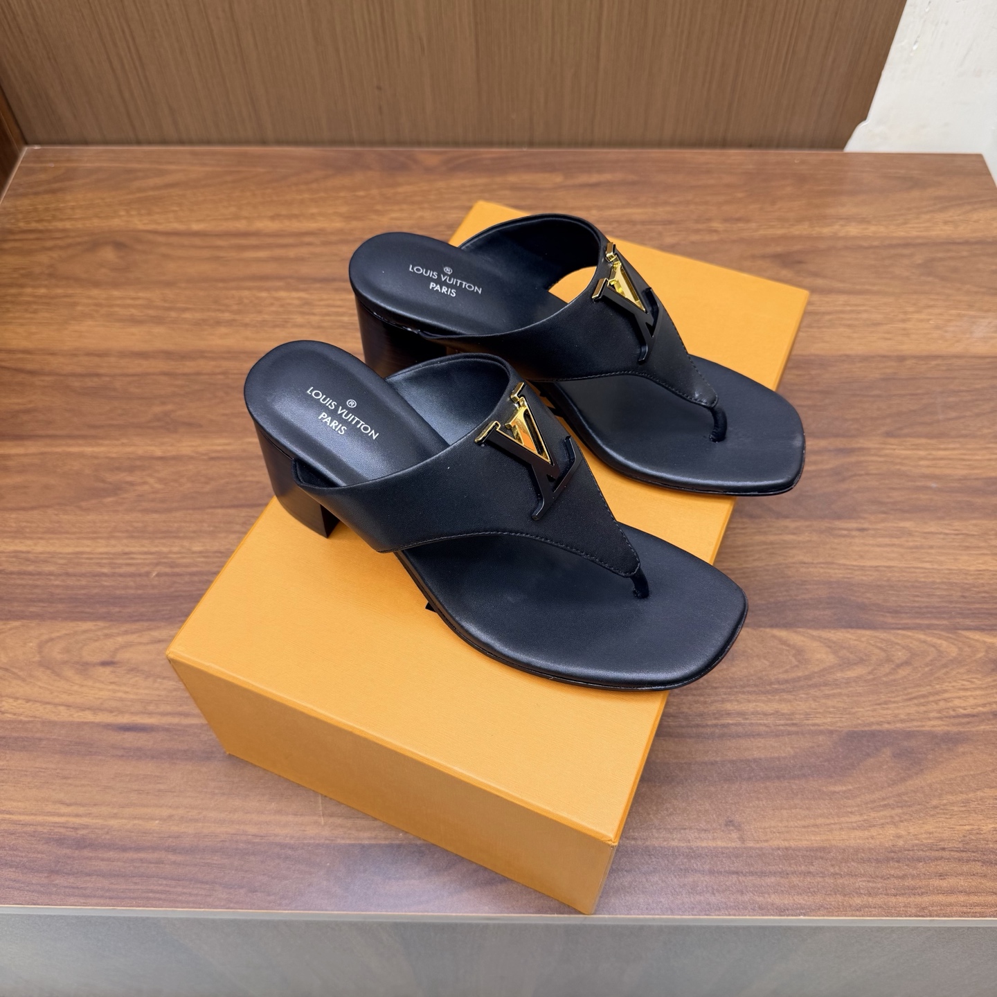 NO:929888,LV | Louis Vuitton 26 2026 early spring new products. The top version counter features the latest slippers/cat-heeled slippers. Hard goods are new. —————————— Original custom-made old flower leather upper. Imported goat leather lining. Outsole. Original Italian leather outsole. Heel height 6cm. Shoe size: 35-42 (customized 40, 41, 42 are not returnable), split-toe shoes, louis vuitton, louis  vuitton,slippers,sheepskin,Leather soles19860909LV | 路易威登 26 2026早春新品 顶级版本专柜主打最新款 拖鞋/猫跟拖鞋 硬货上新 ———————————— 鞋面原版定制老花皮 内里进口山羊皮里 大底原版意大利真皮大底 跟高6cm 鞋码: 35-42（40、41、42定制不退换）,分趾鞋,louis vuitton,louis vuitton,slippers,sheepskin,Leather soles,Women's Shoes