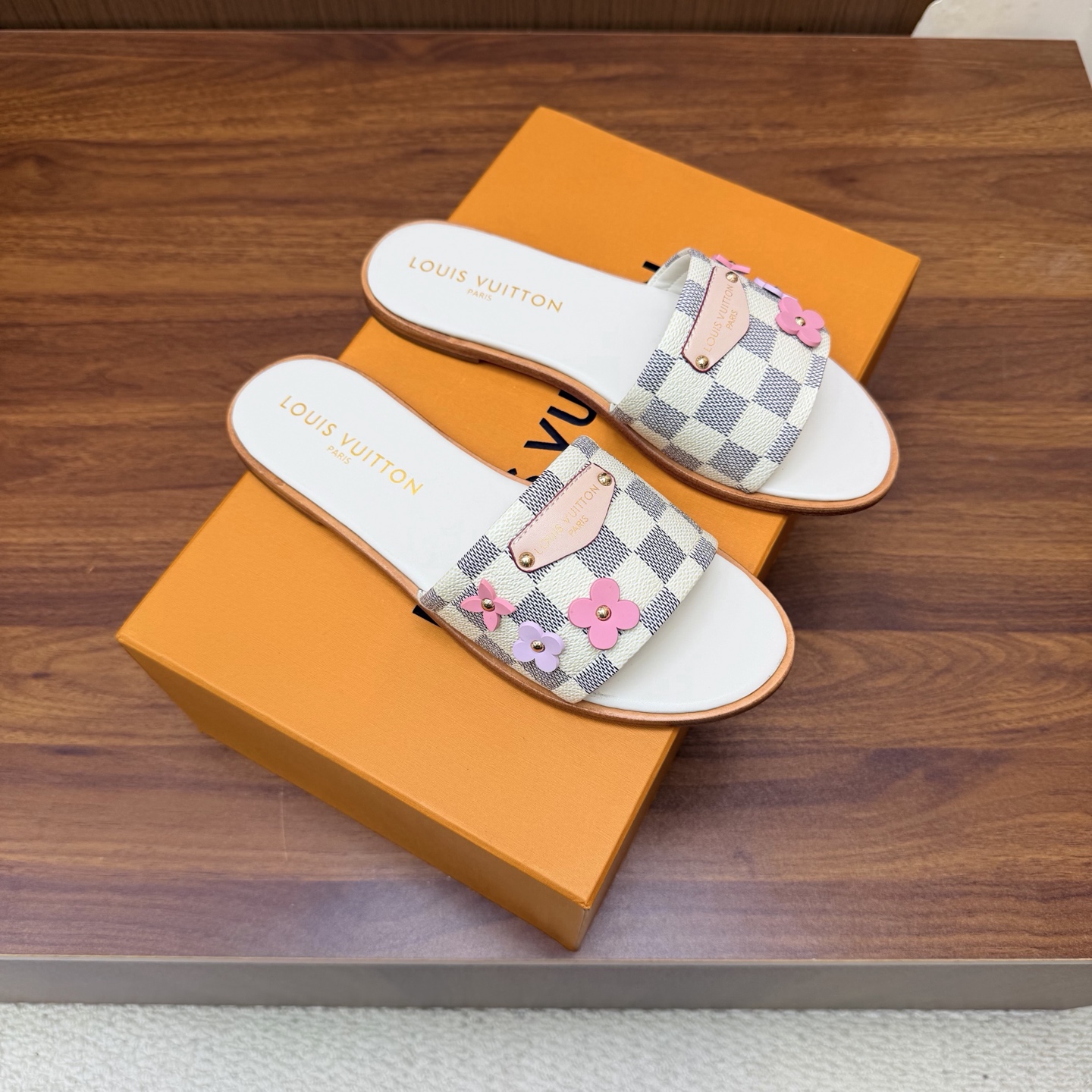 NO:929851,LV | Louis Vuitton 26 2026 early spring new products. The top version counter focuses on the latest slippers/cat-heeled slippers. Hard goods are new. —————————— Original custom-made old flower leather upper. Imported goat leather lining. Outsole. Original Italian genuine leather outsole. High flat bottom. Shoe size: 35-42 (40, 41, 42 customized are not returnable), slippers, louis vuitton, louis  vuitton,slippers,sheepskin,leather soles19860909LV | 路易威登 26 2026早春新品 顶级版本专柜主打最新款 拖鞋/猫跟拖鞋 硬货上新 ———————————— 鞋面原版定制老花皮 内里进口山羊皮里 大底原版意大利真皮大底 跟高平底 鞋码: 35-42（40、41、42定制不退换）,拖鞋,louis vuitton,louis vuitton,slippers,sheepskin,Leather soles,Women's Shoes