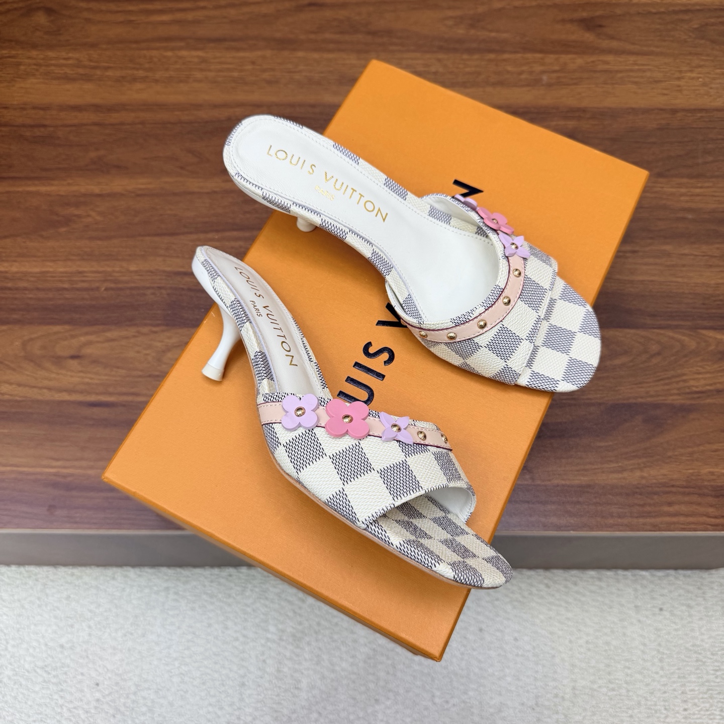 NO:929864,LV | Louis Vuitton 26 2026 early spring new products. The top version counter features the latest slippers/cat-heeled slippers. Hard goods are new. —————————— Original custom-made old flower leather upper. Imported goat leather lining. Outsole. Original Italian leather outsole. Heel height 5.5cm. Shoe size: 35-42 (customized 40, 41, 42 are not returnable), slippers, louis vuitton, louis  vuitton,slippers,sheepskin,Leather soles19860909LV | 路易威登 26 2026早春新品 顶级版本专柜主打最新款 拖鞋/猫跟拖鞋 硬货上新 ———————————— 鞋面原版定制老花皮 内里进口山羊皮里 大底原版意大利真皮大底 跟高5.5cm 鞋码: 35-42（40、41、42定制不退换）,拖鞋,louis vuitton,louis vuitton,slippers,sheepskin,Leather soles,Women's Shoes