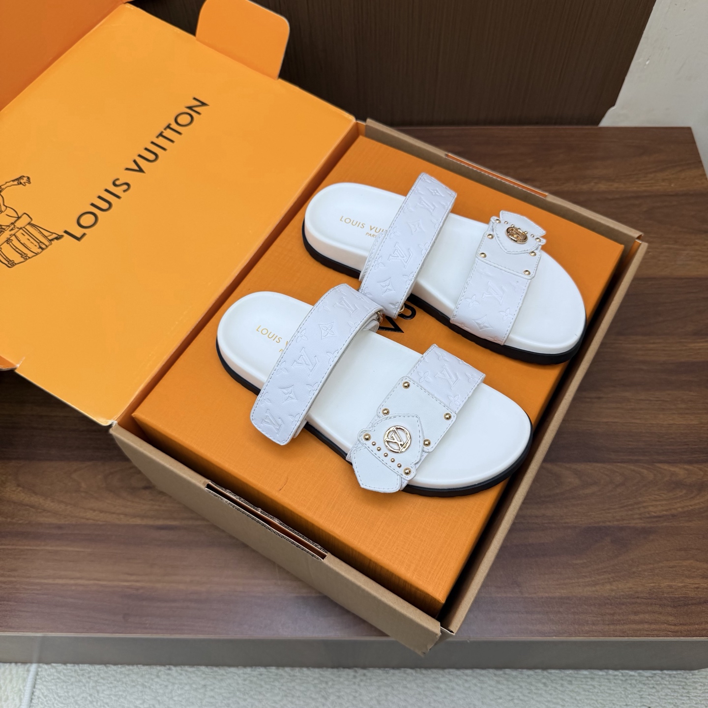 NO:929840,Top version LV Louis Vuitton L Family Donkey Brand 26/ Latest Easy Series Double-breasted Thick Sole Slippers Sandals —————————— Couple model Original purchase, development and production This LV Easy sandal is made of suede cow leather, with Monogram pattern to highlight the trendy style. The LV letters light up the adjustable strap, the tough insole and the micro outsole achieve a light and comfortable experience. Exquisite packaging at the delivery counter. Fabric: Original customized imported first-layer cowhide.  Inner lining: original customized soft sheepskin lining Outsole: original molded rubber material size: #35-45 (customized for women 40.41 men 45), slippers, louis vuitton, louis vuitton, louis vuitton, louis vuitton, sandals, slippers, cowhide, sheepskin19860909顶级版本 LV路易威登L家 驴牌 26/ 最新Easy系列 双排扣厚底 拖鞋 凉鞋 ————————————情侣款 原版购入开发 做货 本款 LV Easy 凉拖取材绒面牛皮革,以 Monogram 图案彰显潮流风范.LV 字母点亮可调节饰带,韧性鞋垫和微型外底实现轻盈舒适体验 配送专柜精美包装 面料: 原版定制进口头层牛皮 内里: 原版定制柔软羊皮里 大底: 原版开模橡胶材质 size: #35-45（女40.41男45定做）,拖鞋,louis vuitton,louis vuitton,louis vuitton,louis vuitton,sandals,slippers,cowhide,sheepskin,Women's Shoes